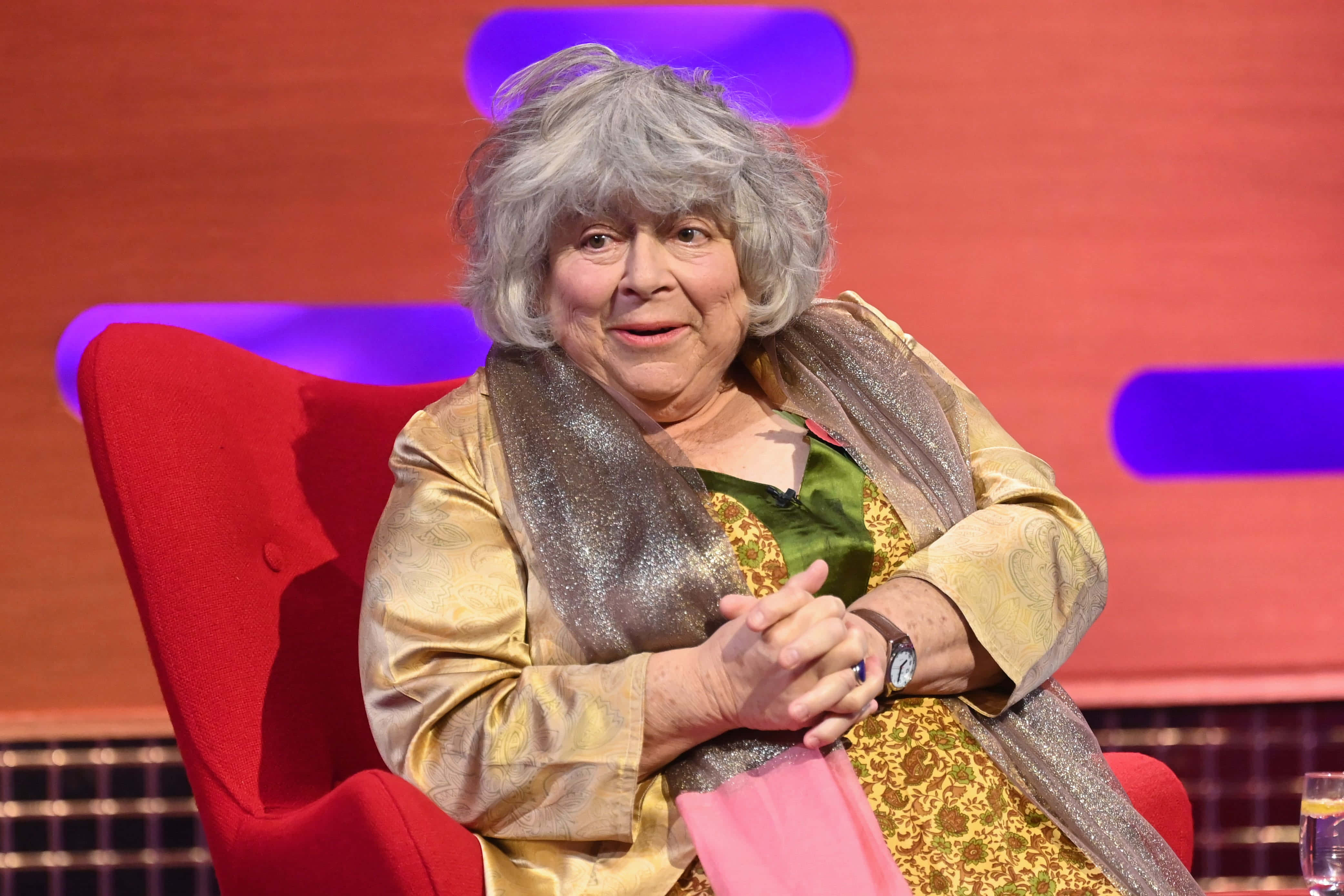 Miriam Margolyes, red chair, gold patterned outfit, 4K Desktop Wallpaper