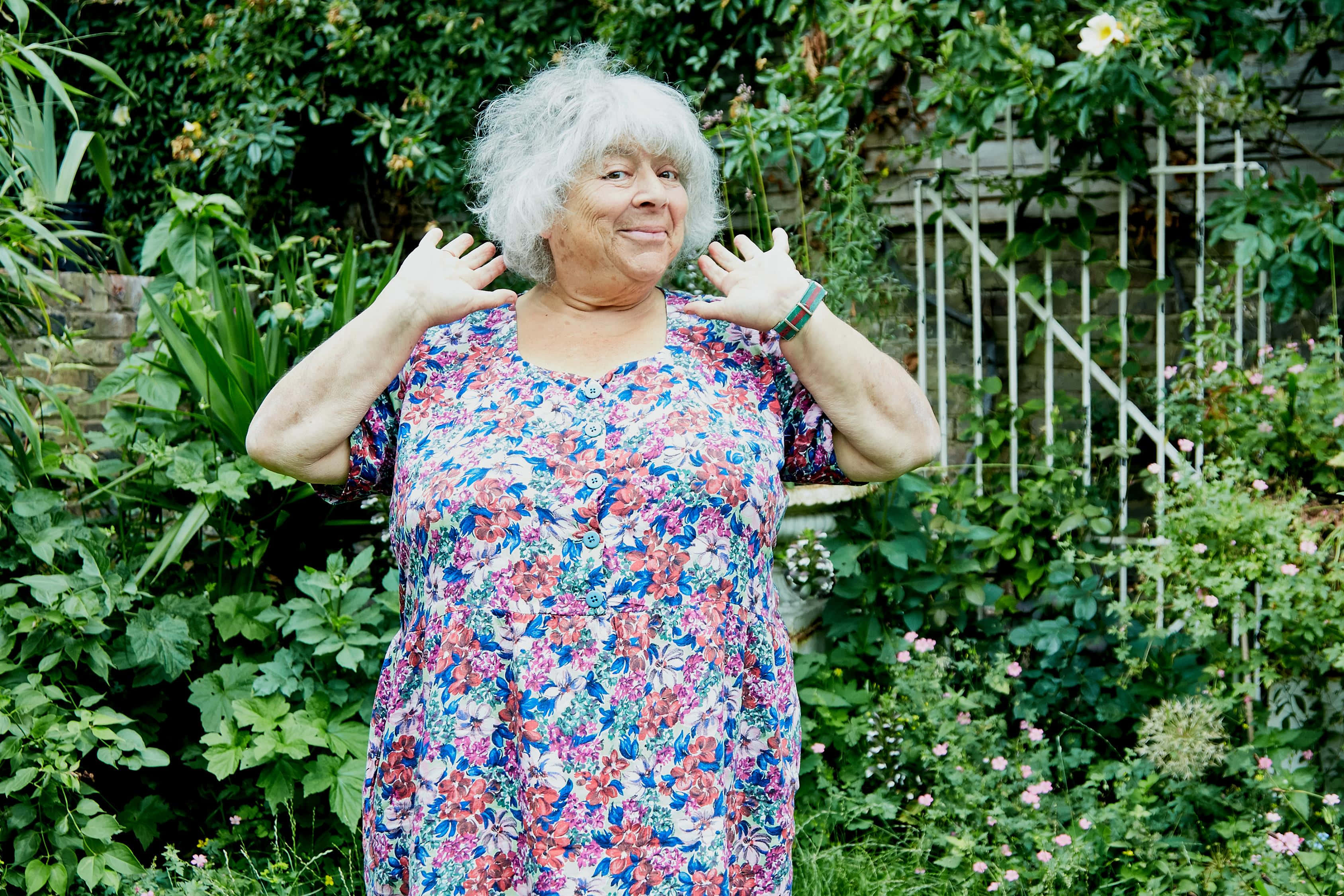 Miriam Margolyes, floral dress, lush garden, 2K Desktop Wallpaper