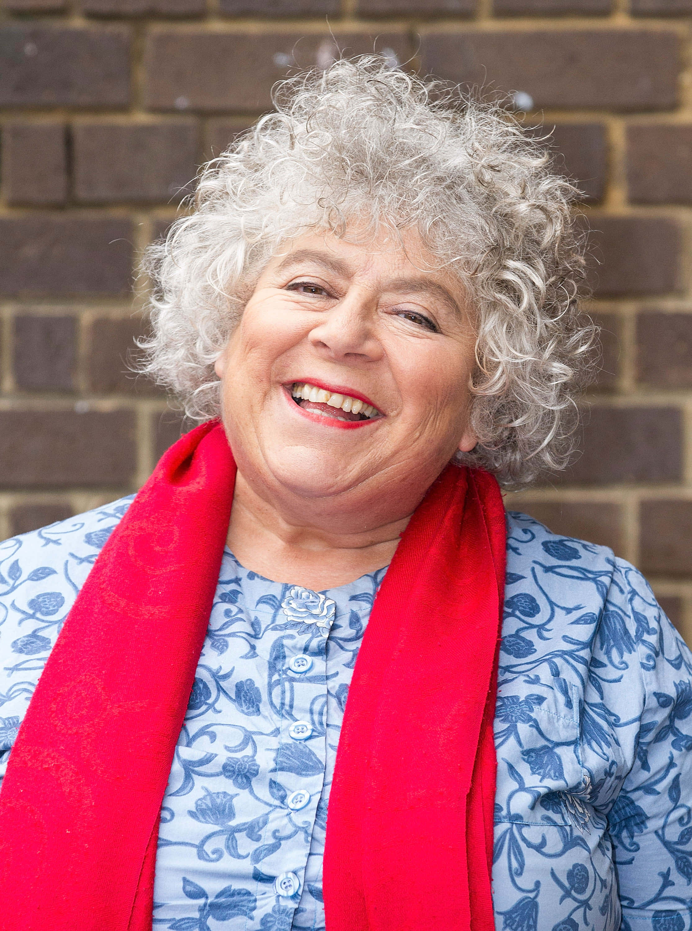 Miriam Margolyes, curly gray hair, red scarf, 2K Phone Wallpaper