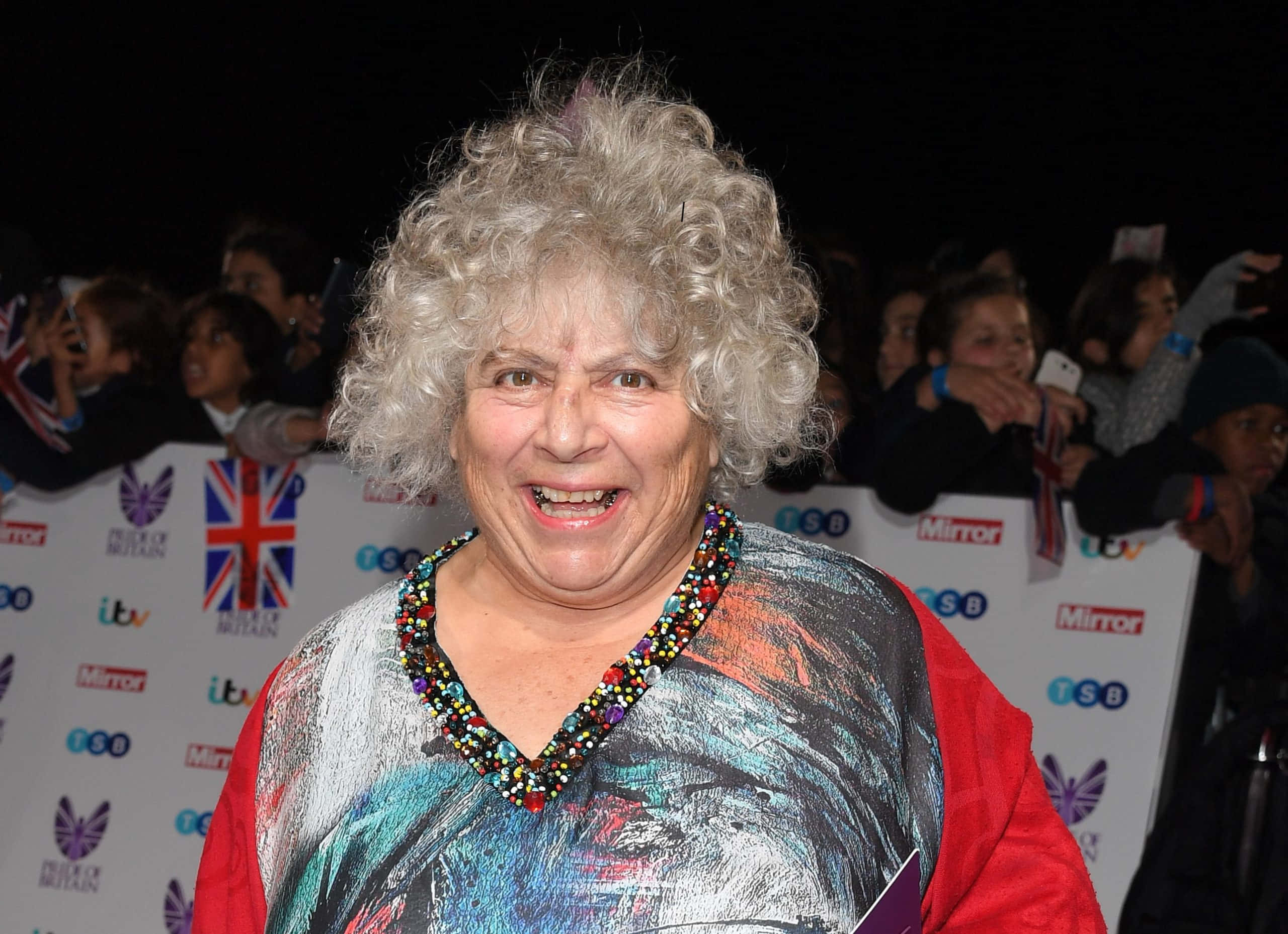 Miriam Margolyes, red carpet, wild gray curls, 2K Desktop Wallpaper