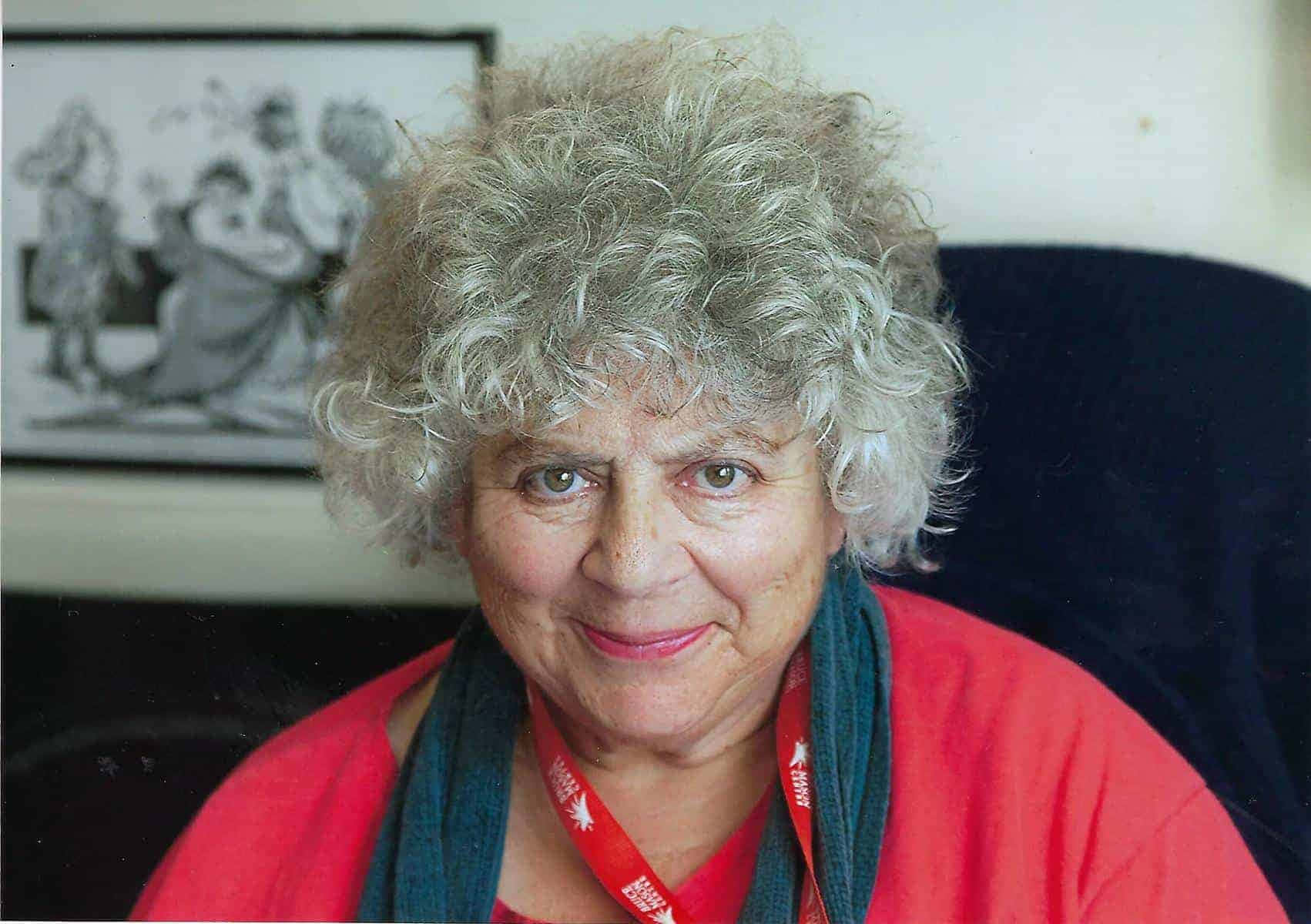 Miriam Margolyes, curly gray hair, red shirt, HD Desktop Wallpaper