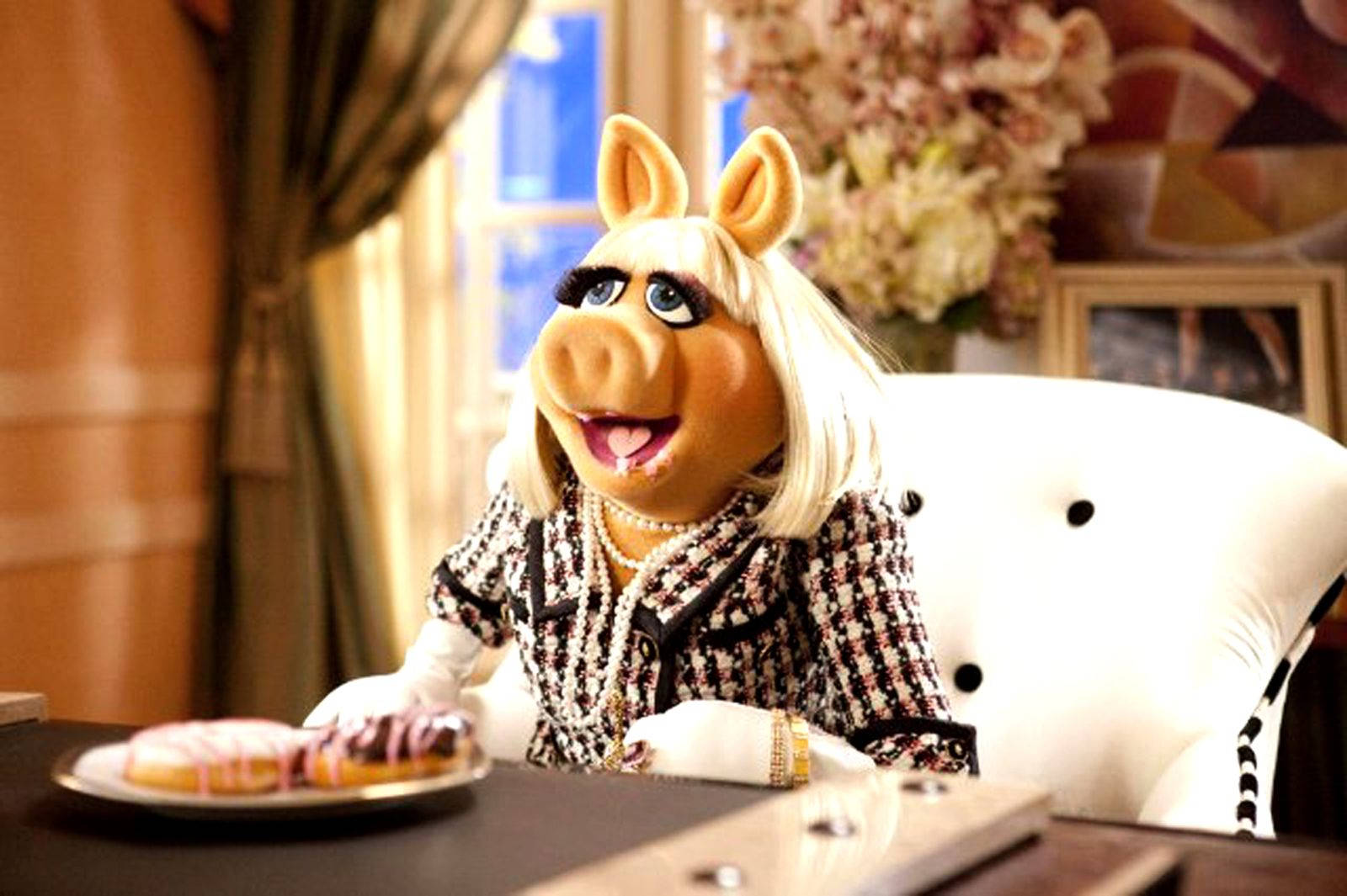 Miss Piggy, white chair, black and white checkered suit, HD Desktop Wallpaper