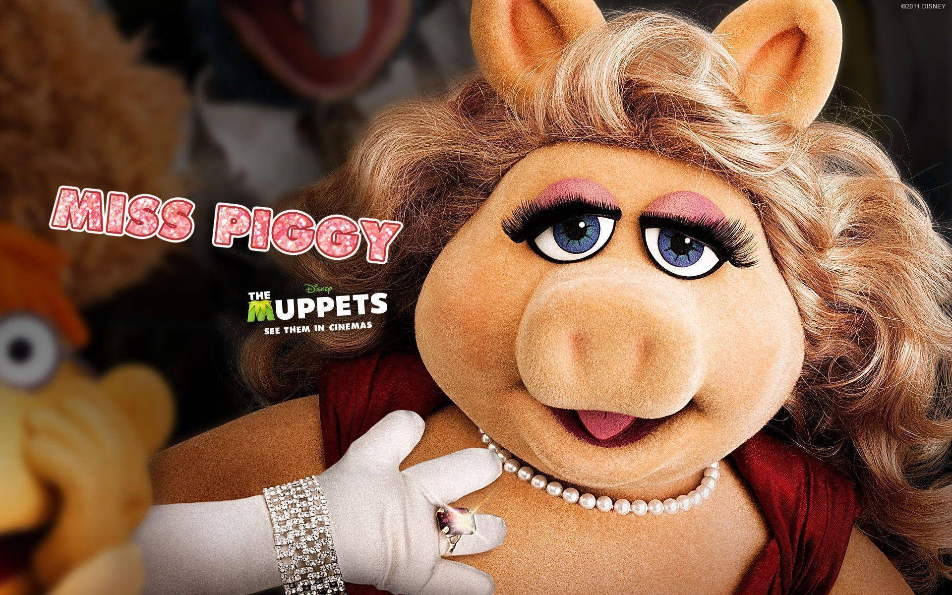 Miss Piggy, glamorous red dress, pearl necklace, Full HD Desktop Wallpaper