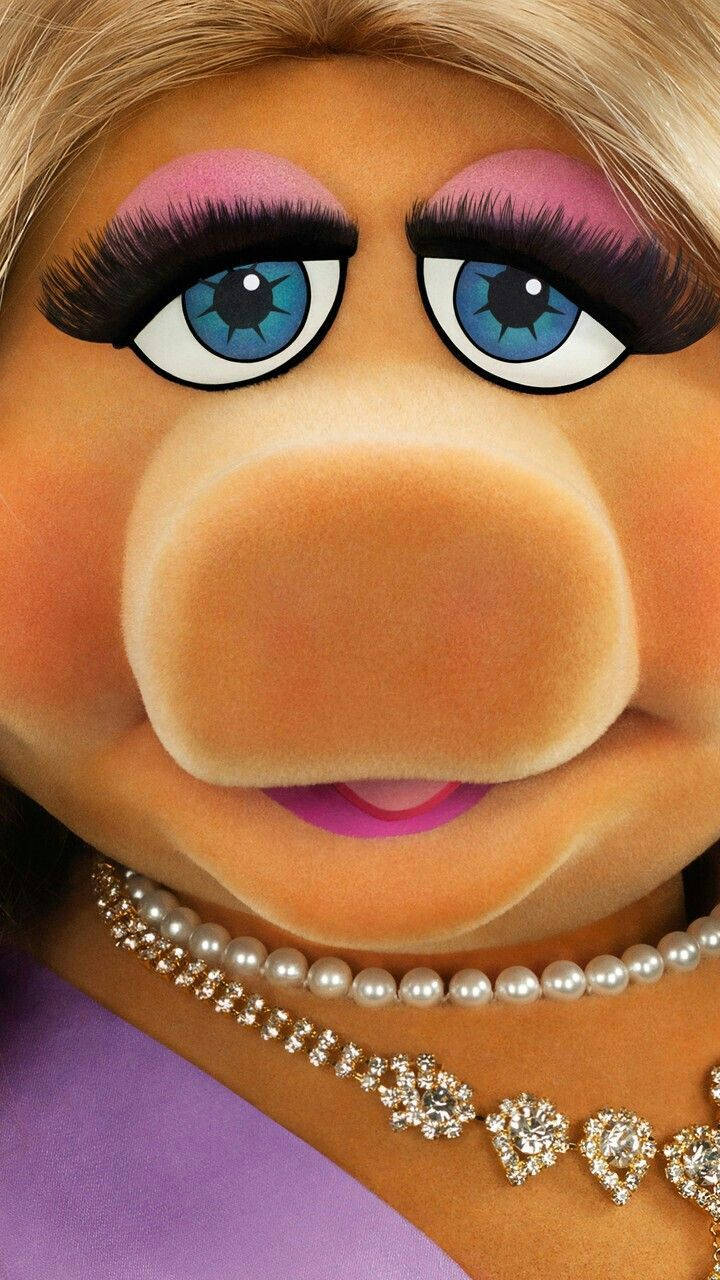 Miss Piggy, pearl necklace, bold pink eyeliner, HD Phone Wallpaper