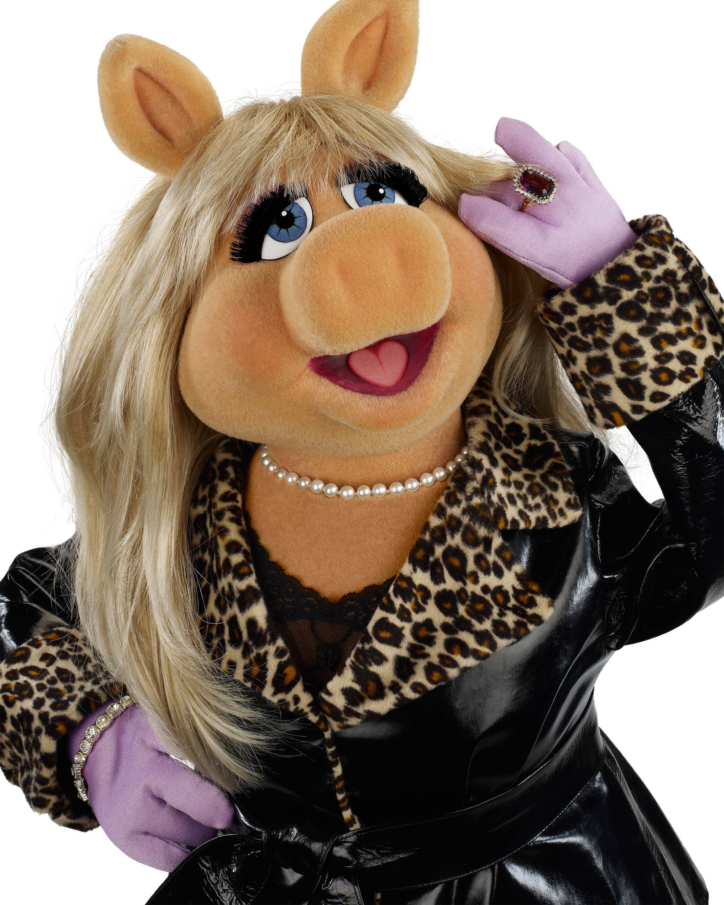 Miss Piggy, leopard print coat, purple gloves, 2K Phone Wallpaper