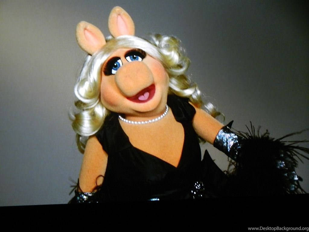 Miss Piggy, glamorous black dress, pearl necklace, SD Desktop Wallpaper
