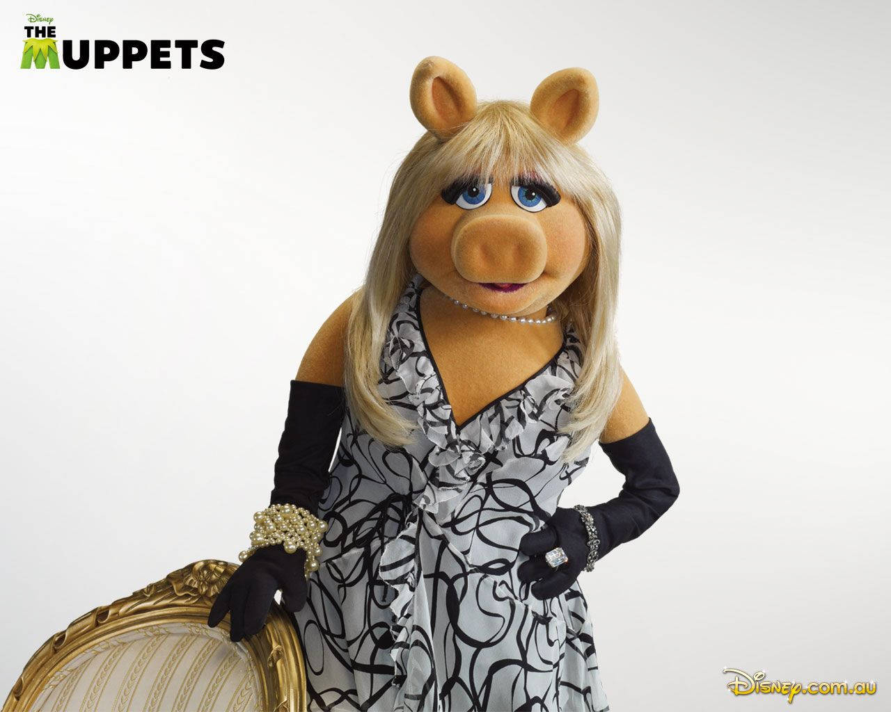 Miss Piggy, black and white dress, black gloves, HD Desktop Wallpaper