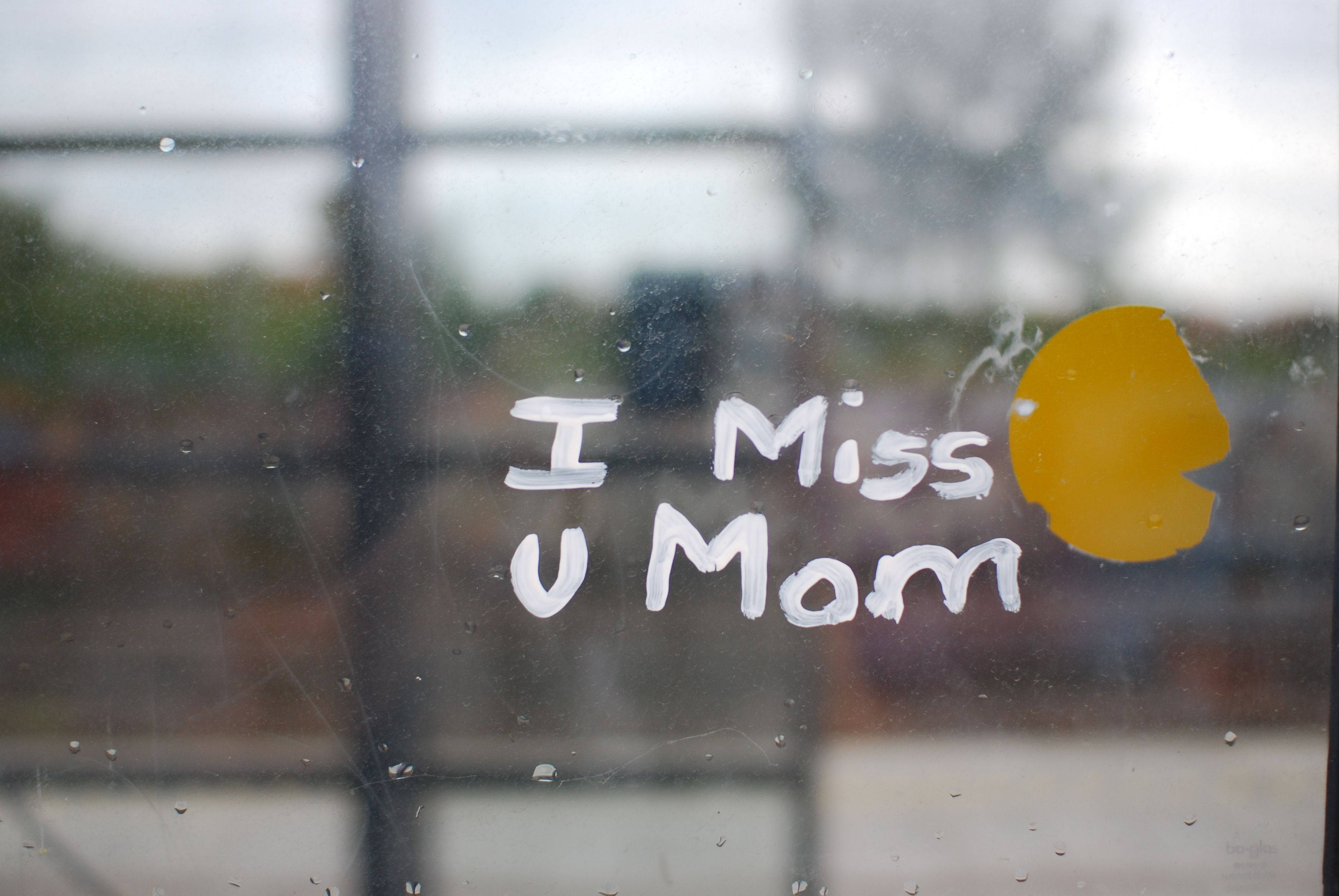 Missing You Mom, I Miss U Mom, yellow Pac-Man sticker, 4K Desktop Wallpaper