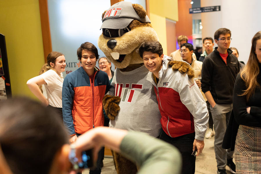 MIT, mascot beaver, cap, SD Desktop Wallpaper