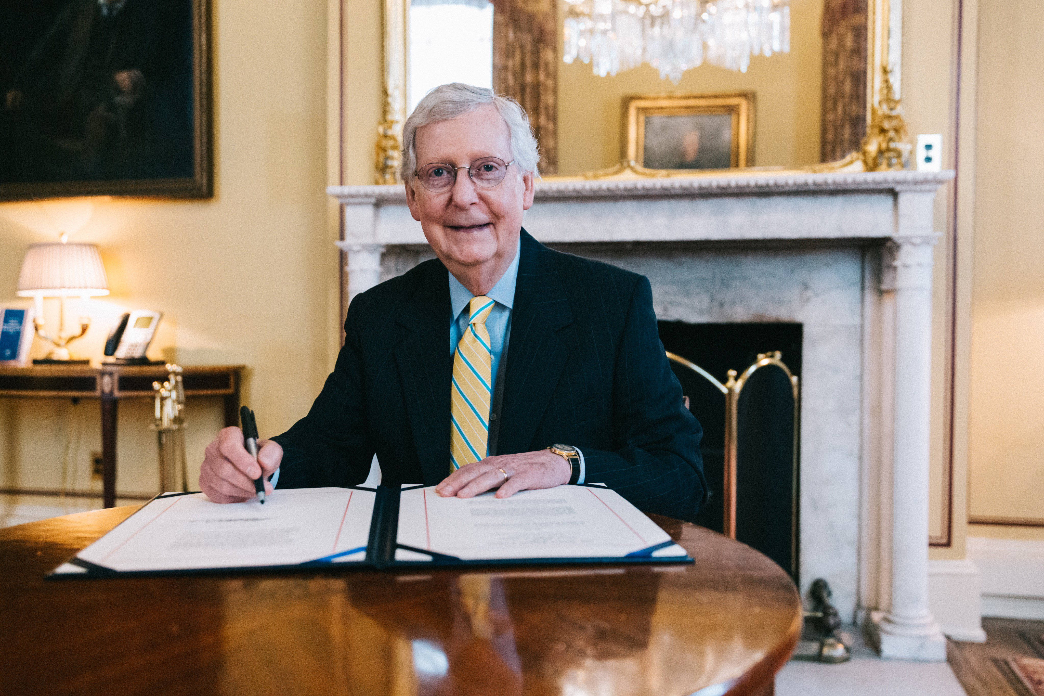 Mitch McConnell, striped tie, polished wooden desk, 4K Desktop Wallpaper