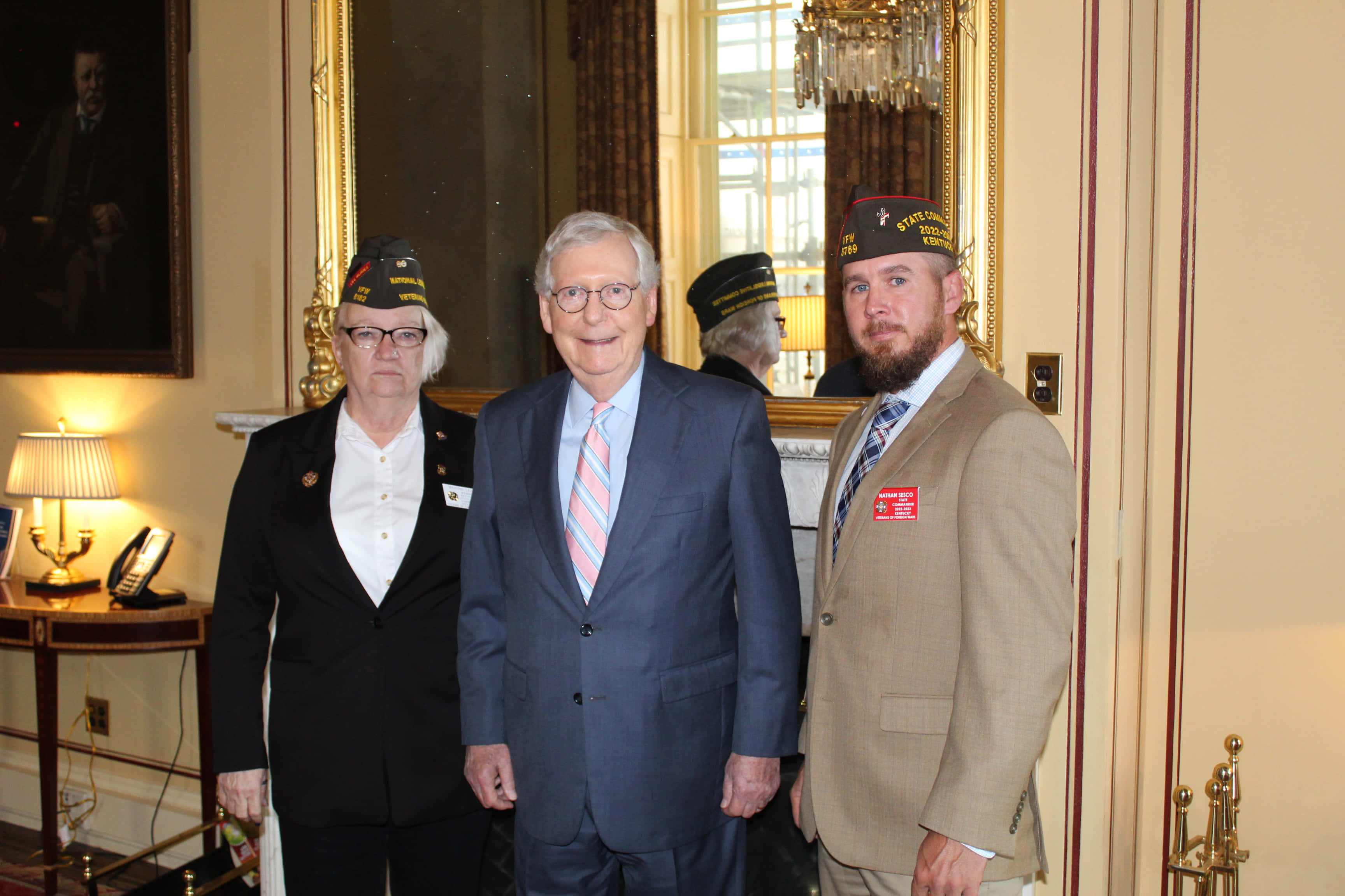 Mitch McConnell, veterans, veteran hats, 2K Desktop Wallpaper