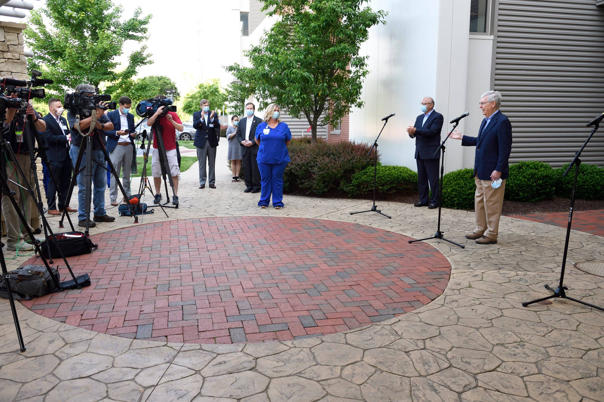Mitch McConnell, media, circular brick patio, Full HD Desktop Wallpaper