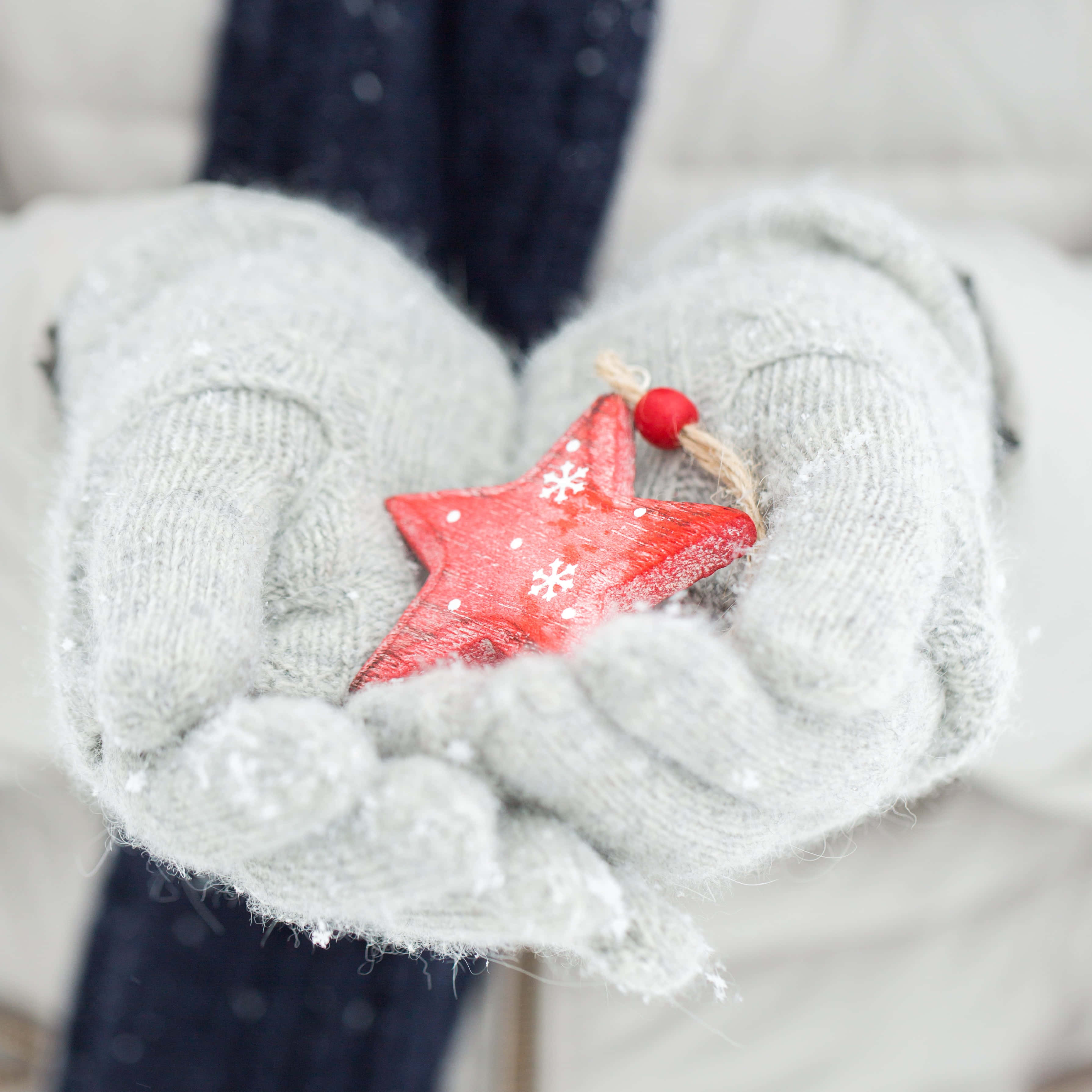mittens, red star ornament, snowflakes, 2K Desktop Wallpaper