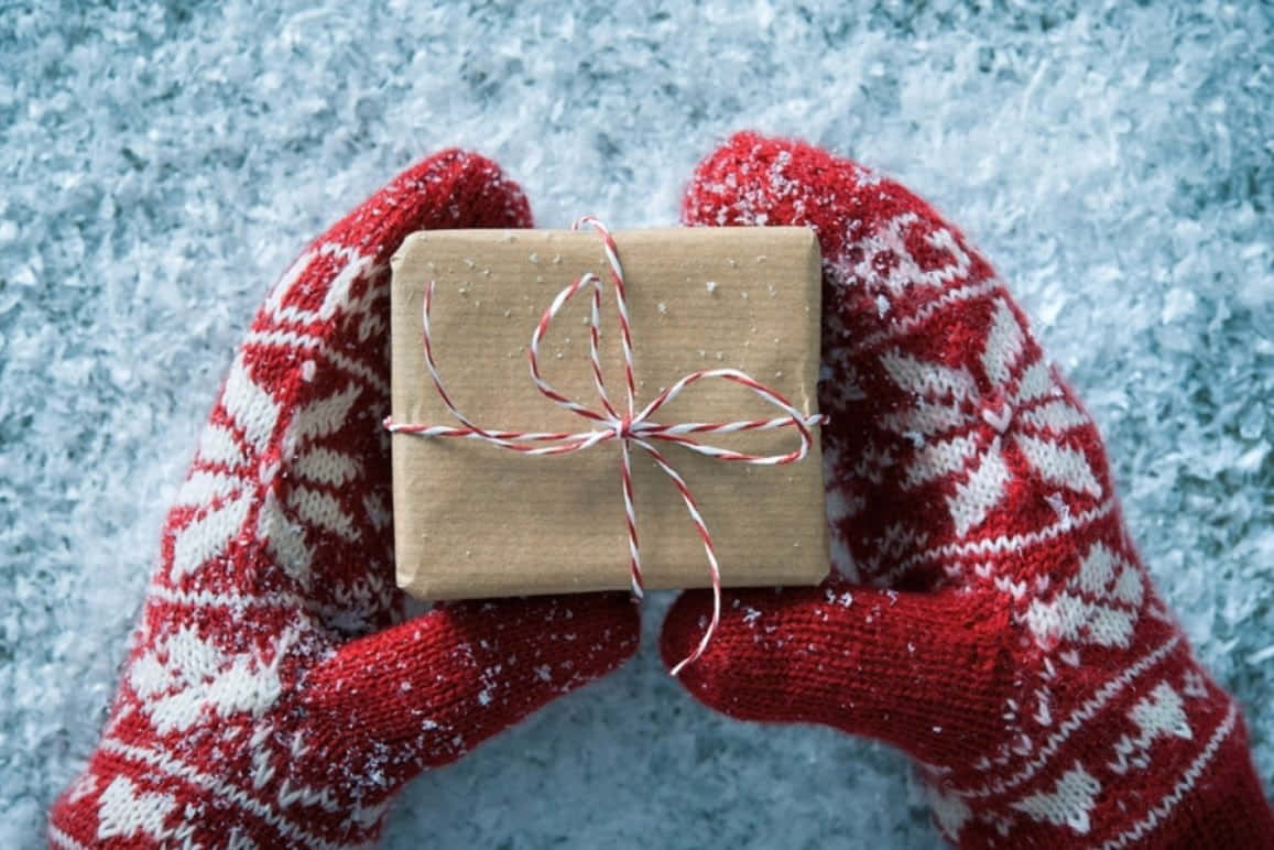 Mittens, red patterned mittens, small brown gift box, SD Desktop Wallpaper