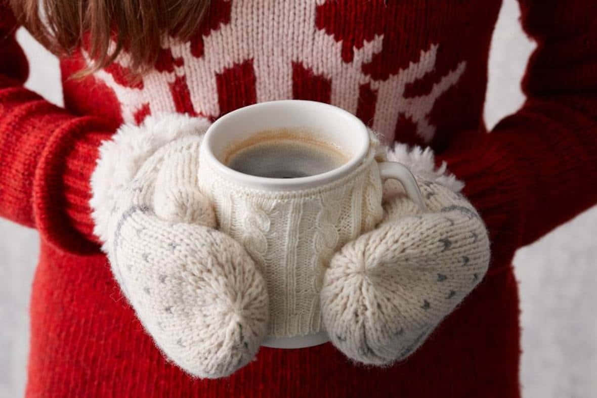 Mittens, red sweater, white mittens, SD Desktop Wallpaper