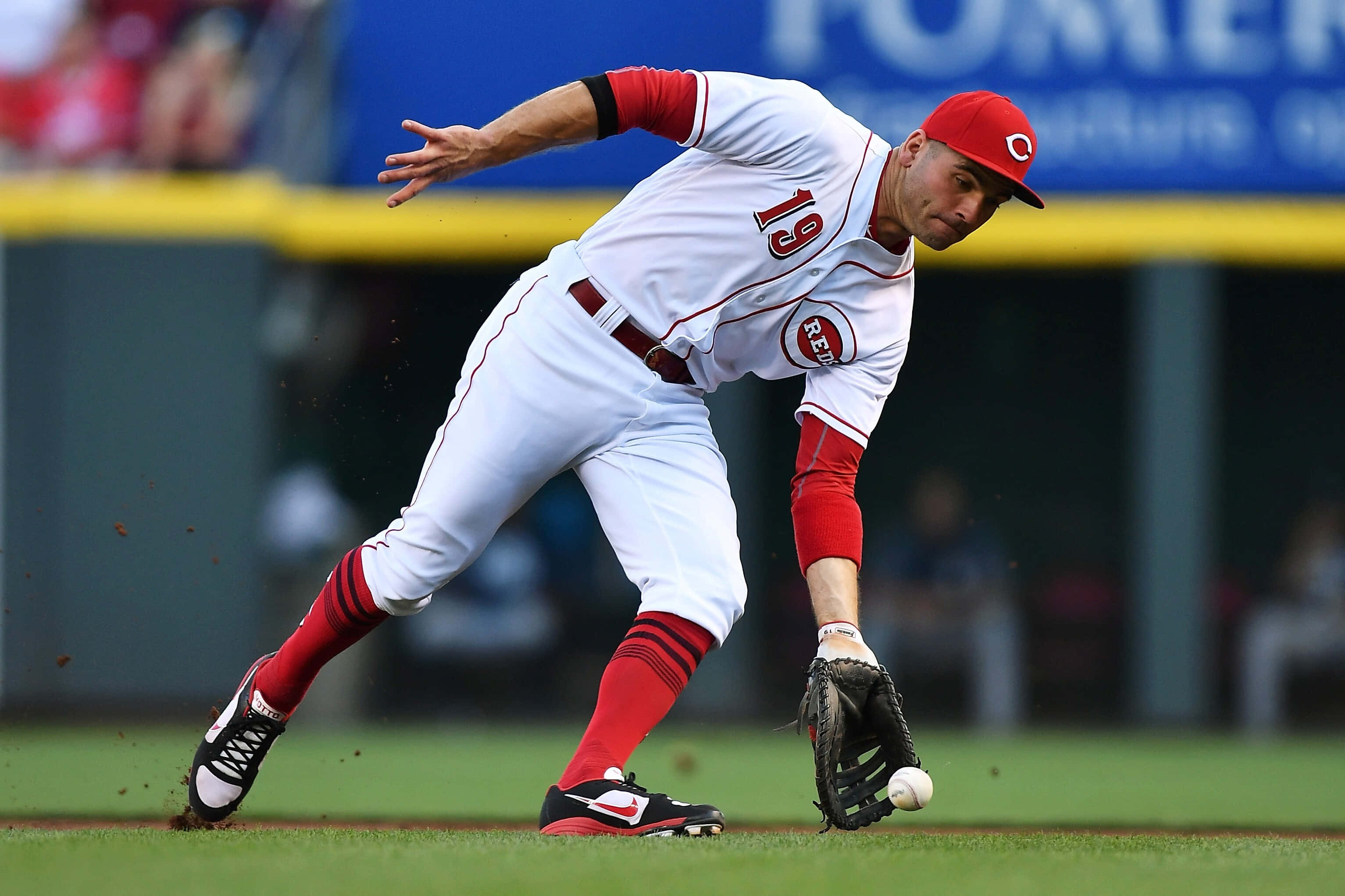 baseball player, red and white uniform, sunlit field, 2K Desktop Wallpaper
