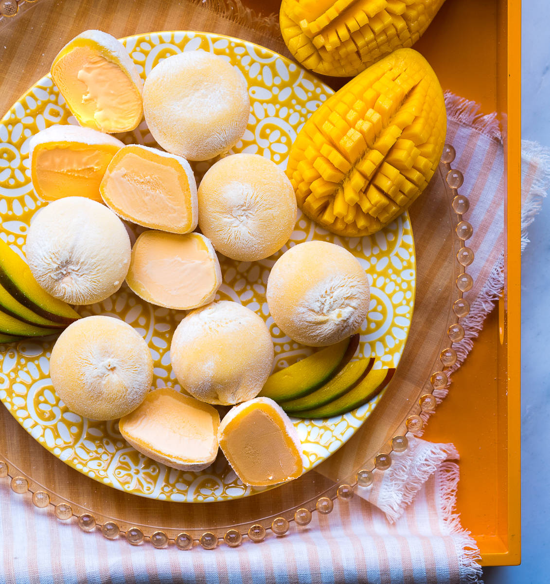 plated mango mochi, mango-flavored ice cream balls, fresh mango slices, SD Phone Wallpaper