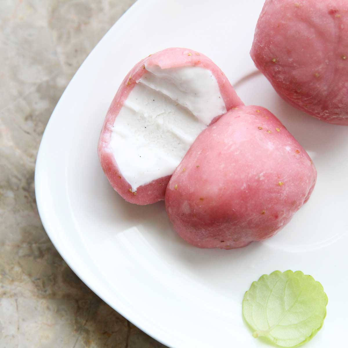 Vanilla Strawberry Mochi, pink, white creamy filling, SD Desktop Wallpaper