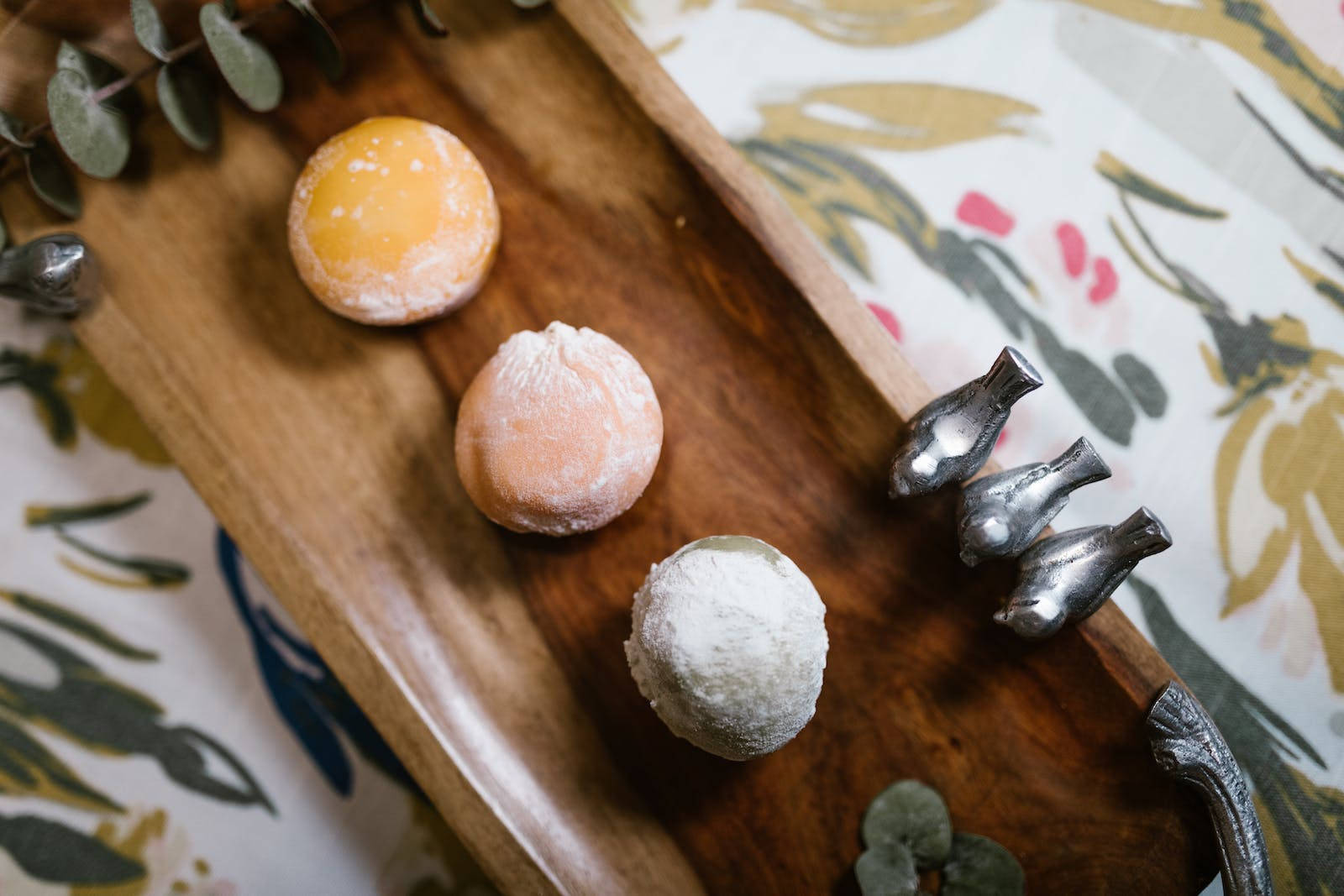 mochi, wooden tray, metallic bird figurines, HD Desktop Wallpaper