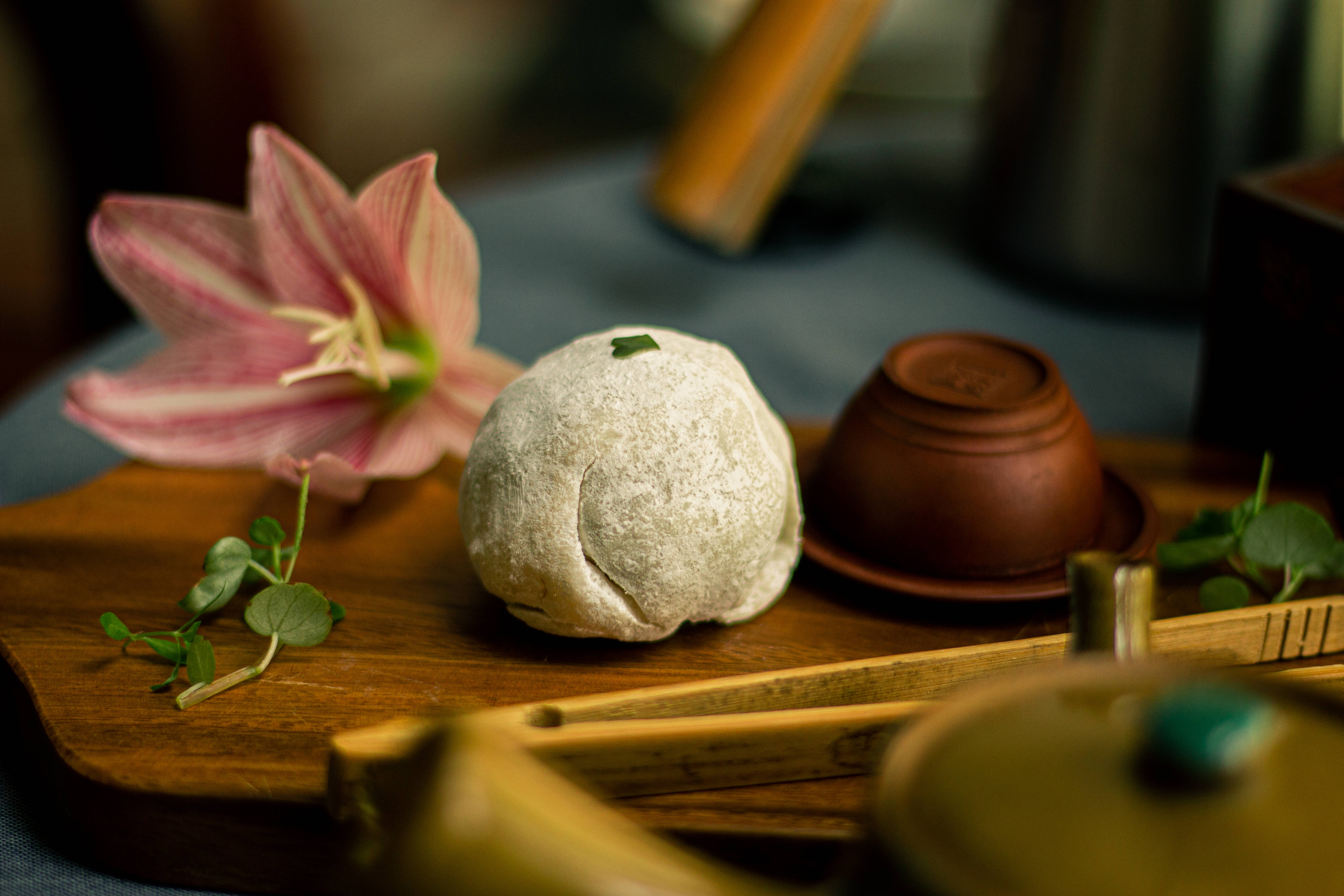 traditional mochi dessert, powdered sugar, pink striped flower, 5K Desktop Wallpaper