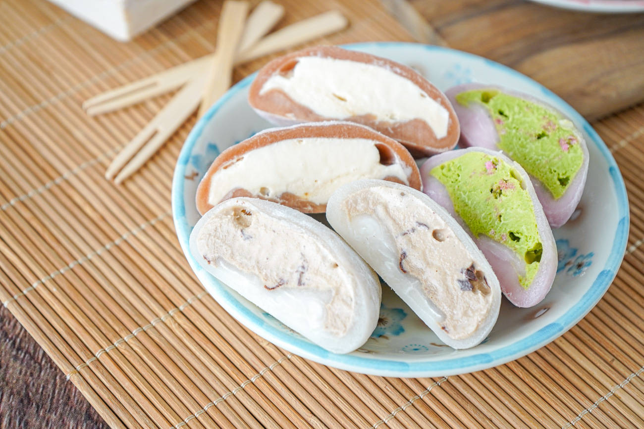 mochi ice cream, creamy fillings, bamboo mat, HD Desktop Wallpaper