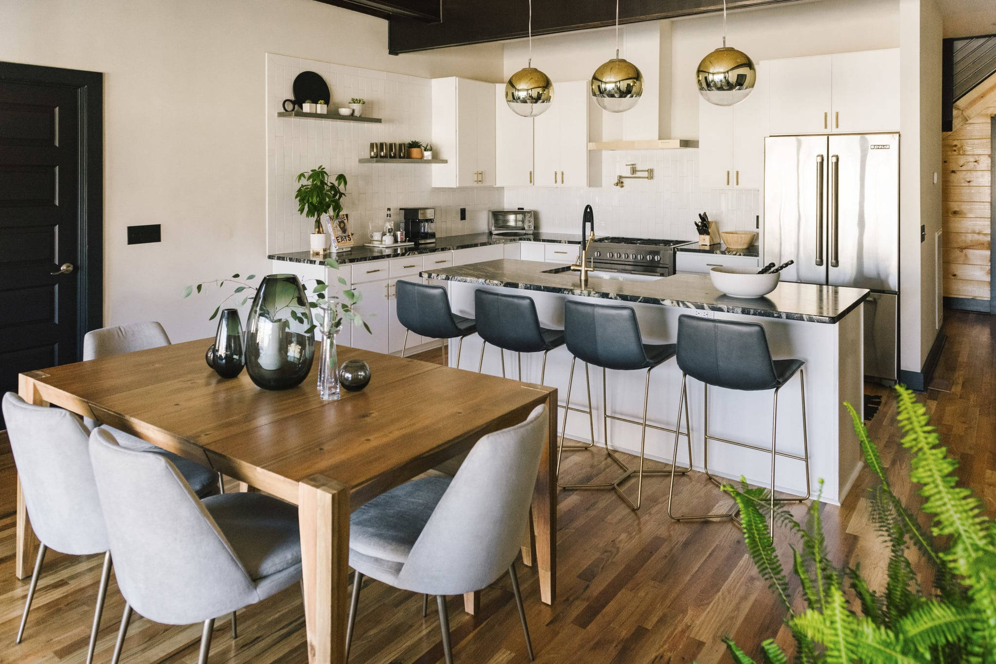 chic modern kitchen, white cabinets, stainless steel appliances, Full HD Desktop Wallpaper