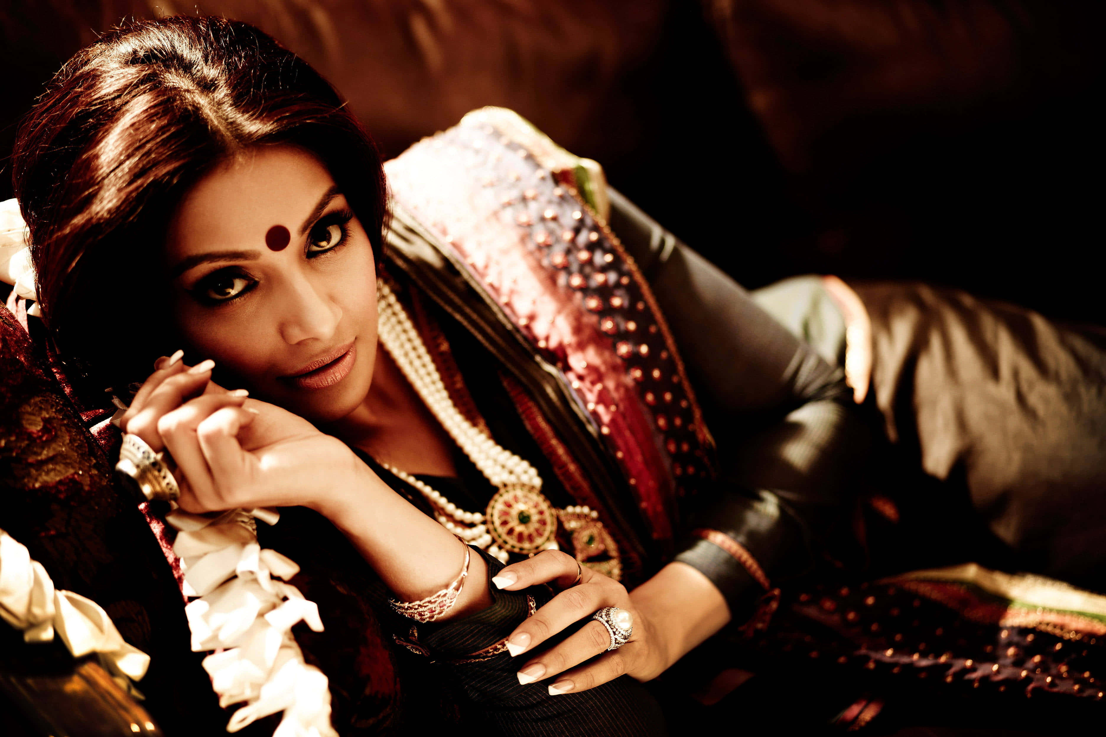 Modest, 3744 x 2496, ornate traditional attire, 2K Desktop Wallpaper