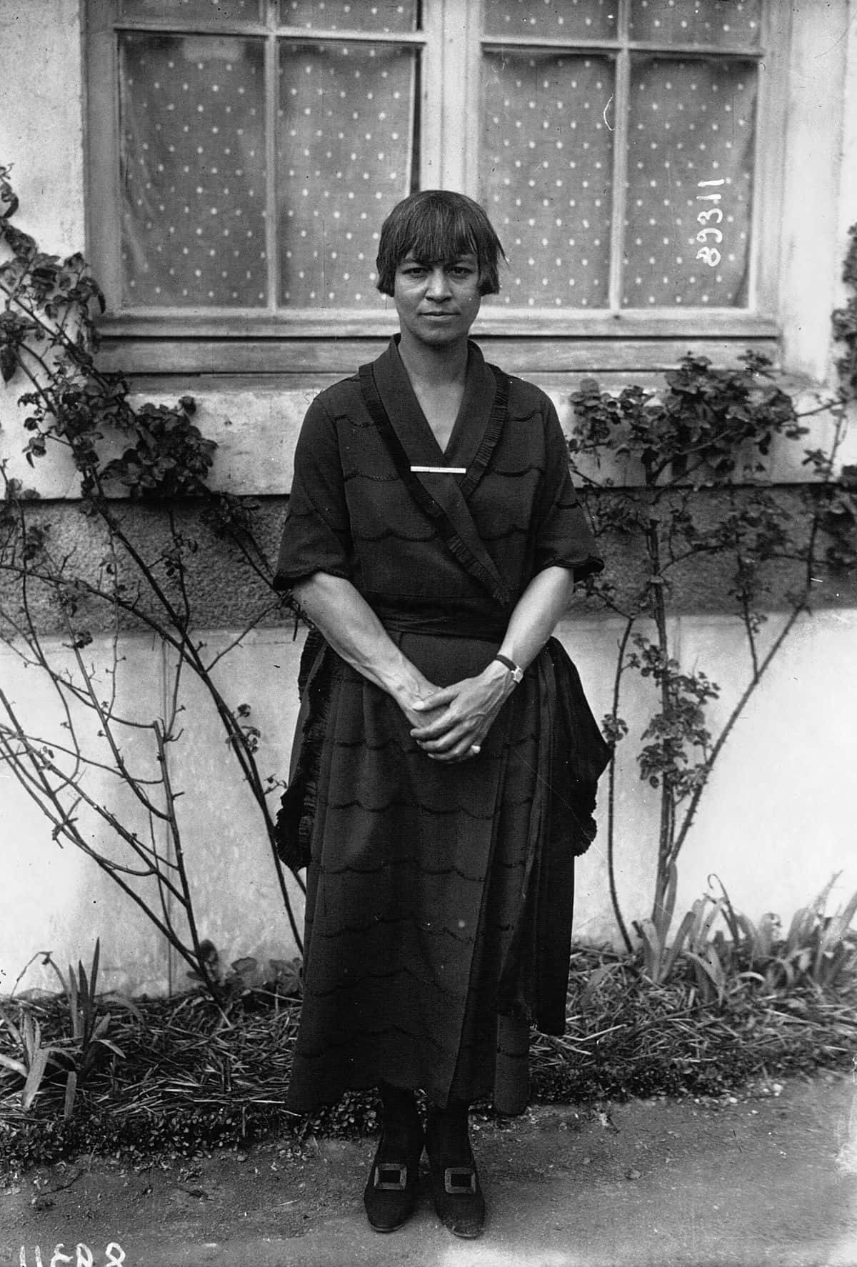Molla Mallory, circa 1921, dark patterned dress, HD Phone Wallpaper