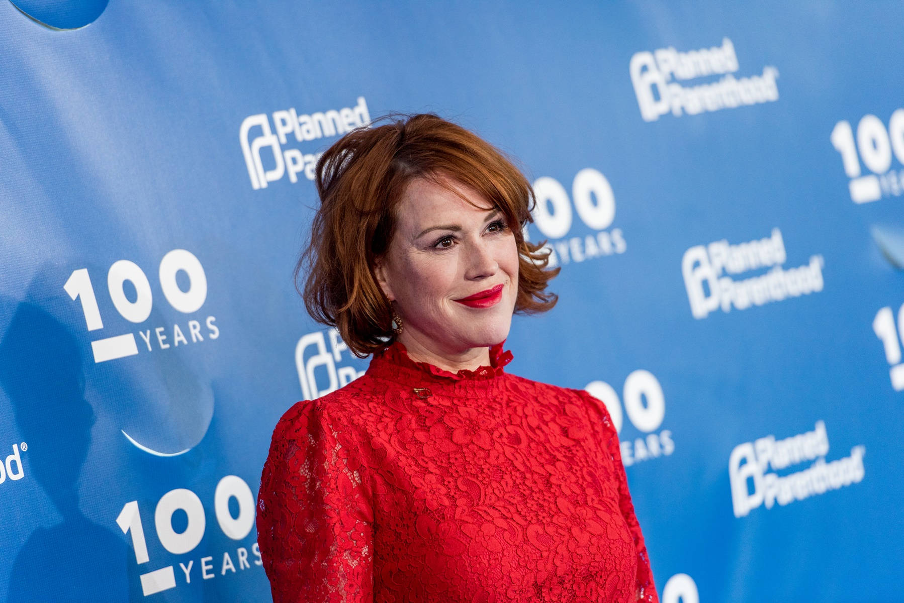 Molly Ringwald, red lace dress, bold red lipstick, HD Desktop Wallpaper