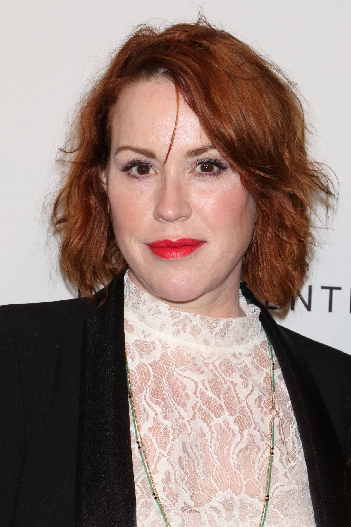 Molly Ringwald, fiery red hair, bold red lips, HD Phone Wallpaper