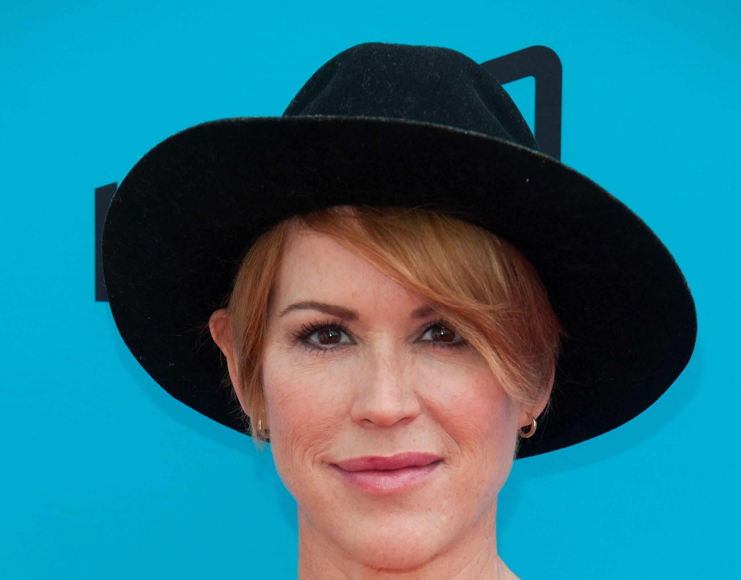 Molly Ringwald, big black hat, black wide-brimmed hat, Full HD Desktop Wallpaper