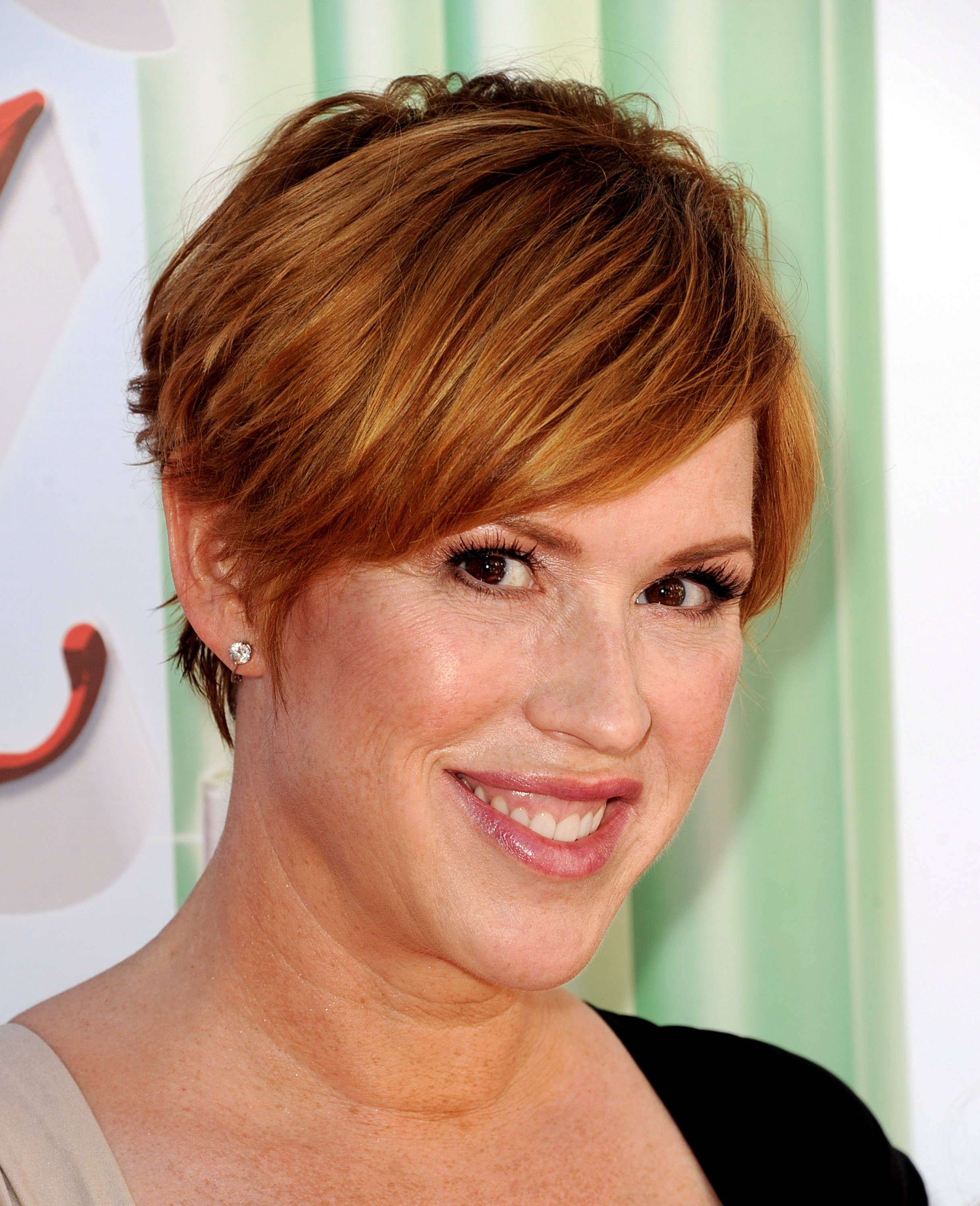 Molly Ringwald, pixie cut, reddish-brown hair, 2K Phone Wallpaper