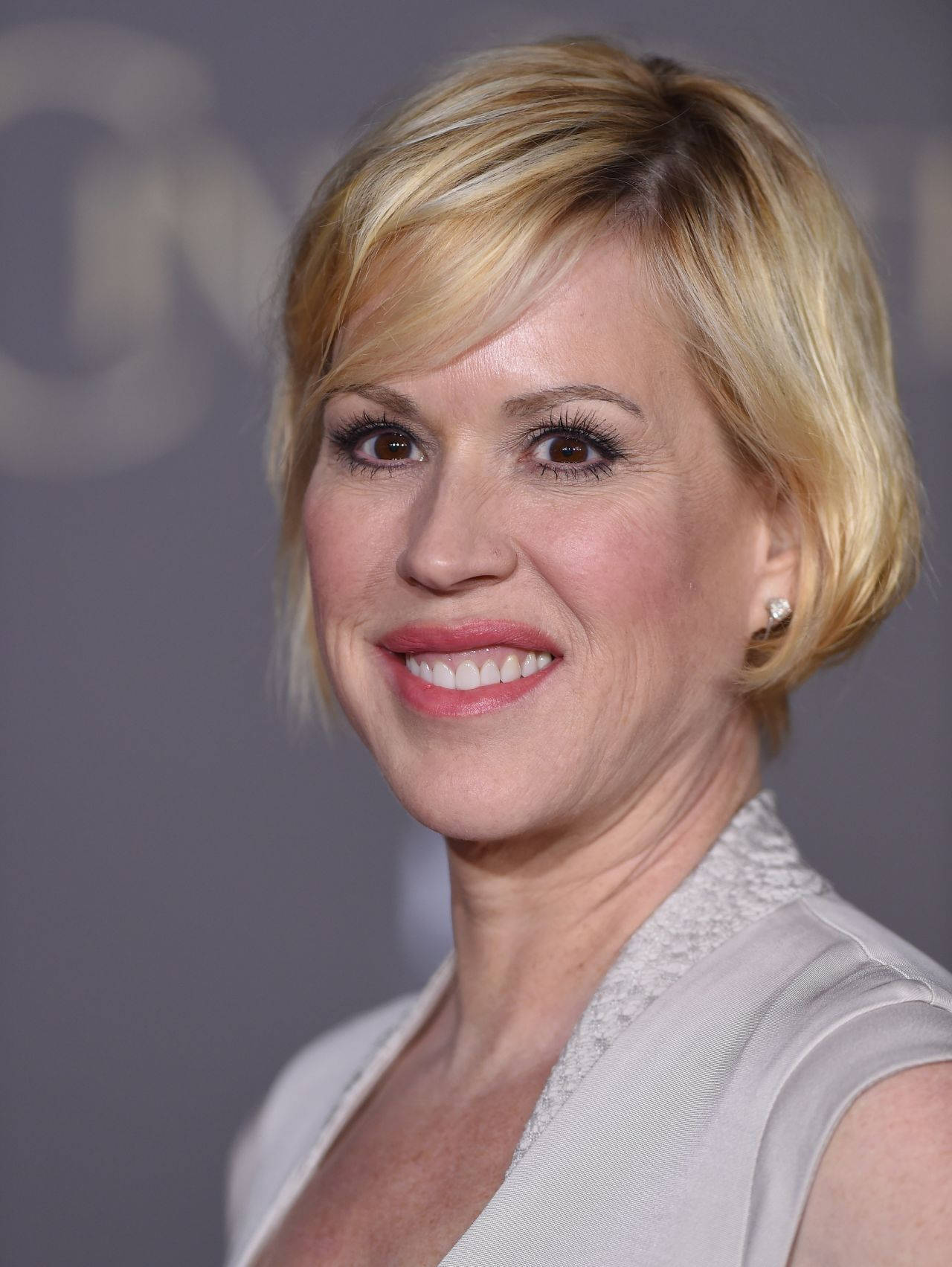 Molly Ringwald, blonde pixie hairstyle, pearl earrings, HD Phone Wallpaper