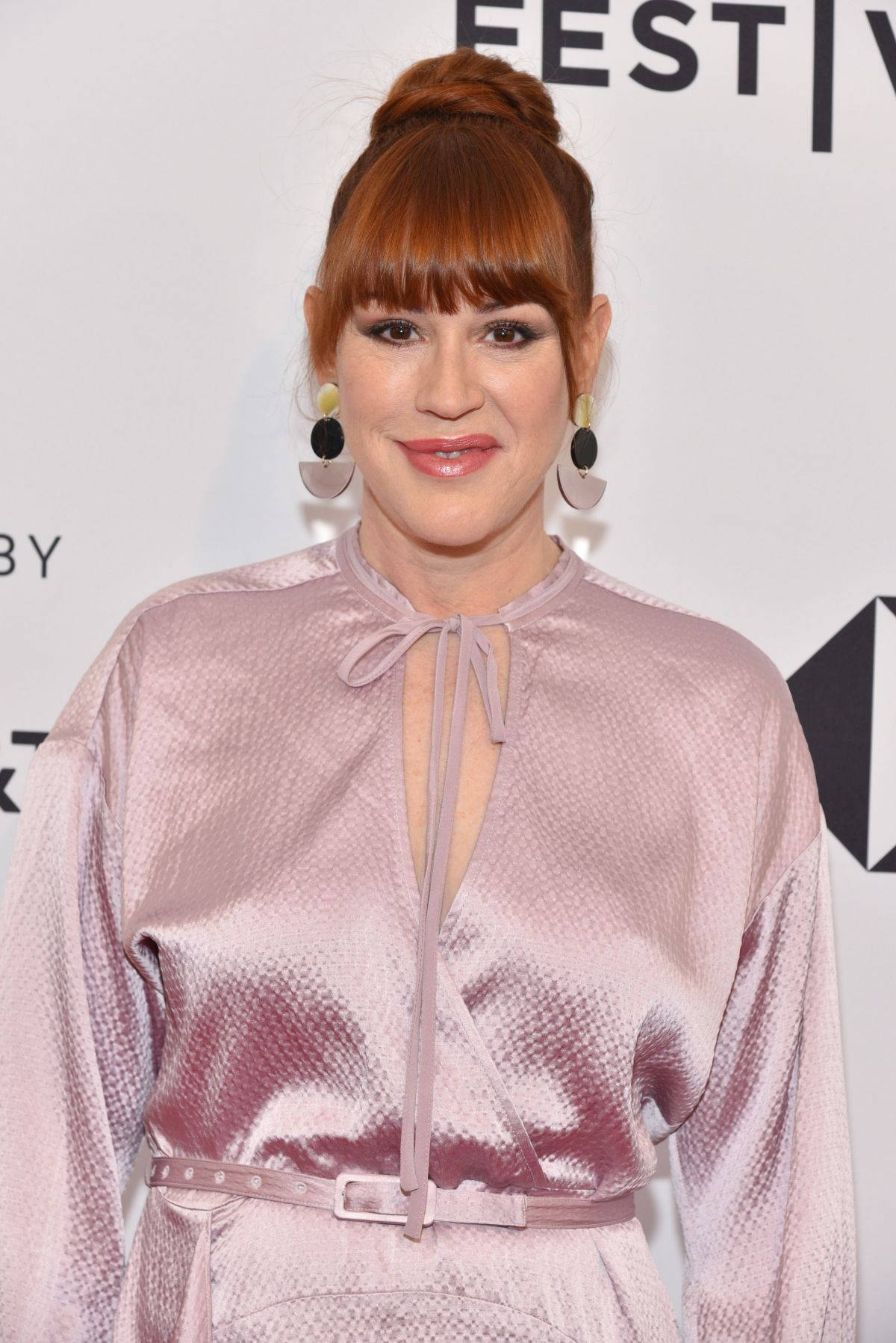 Molly Ringwald, shimmering pink textured dress, tie-neck, HD Phone Wallpaper