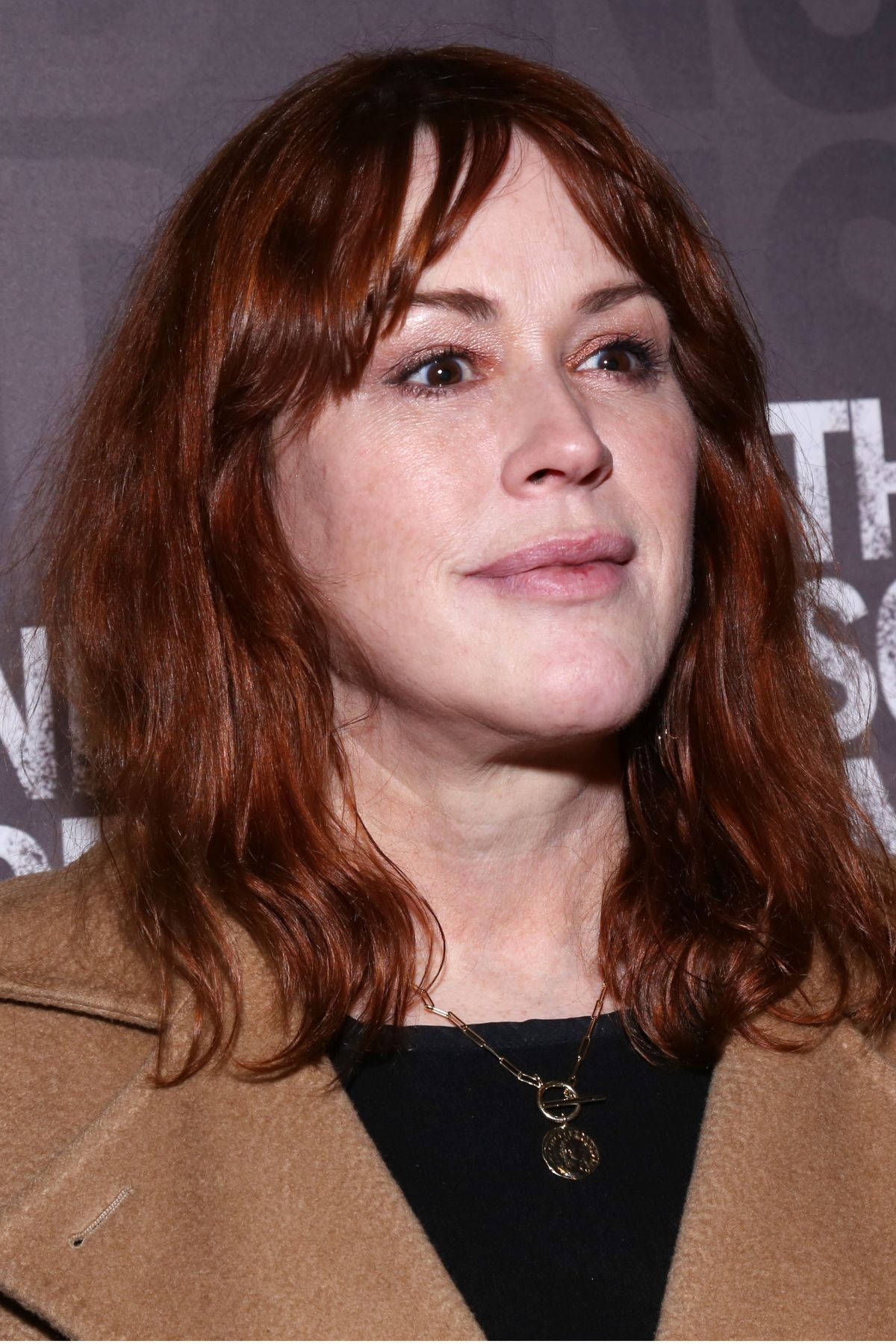 Molly Ringwald, auburn hair, tan coat, HD Phone Wallpaper