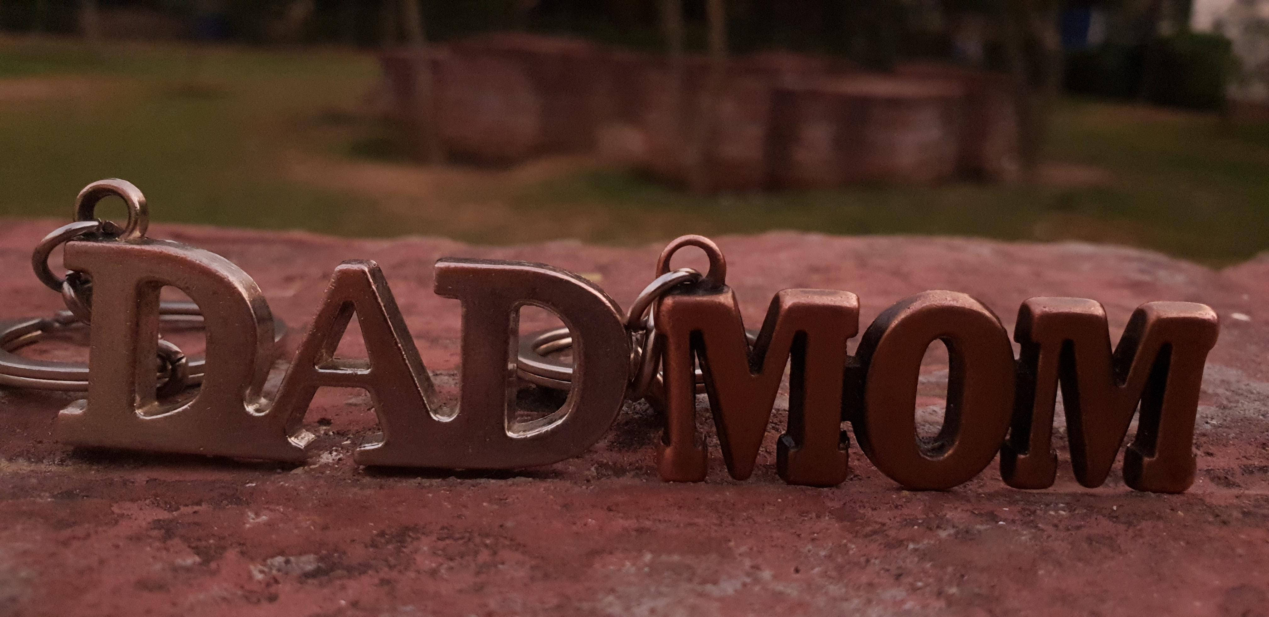 Mom And Dad, copper lettering, metal keychain, 4K Desktop Wallpaper