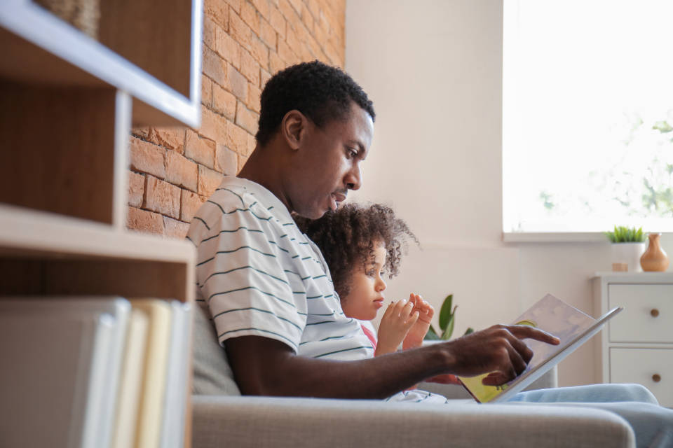 Dad And Daughter Reading, couch, sunlit room, SD Desktop Wallpaper