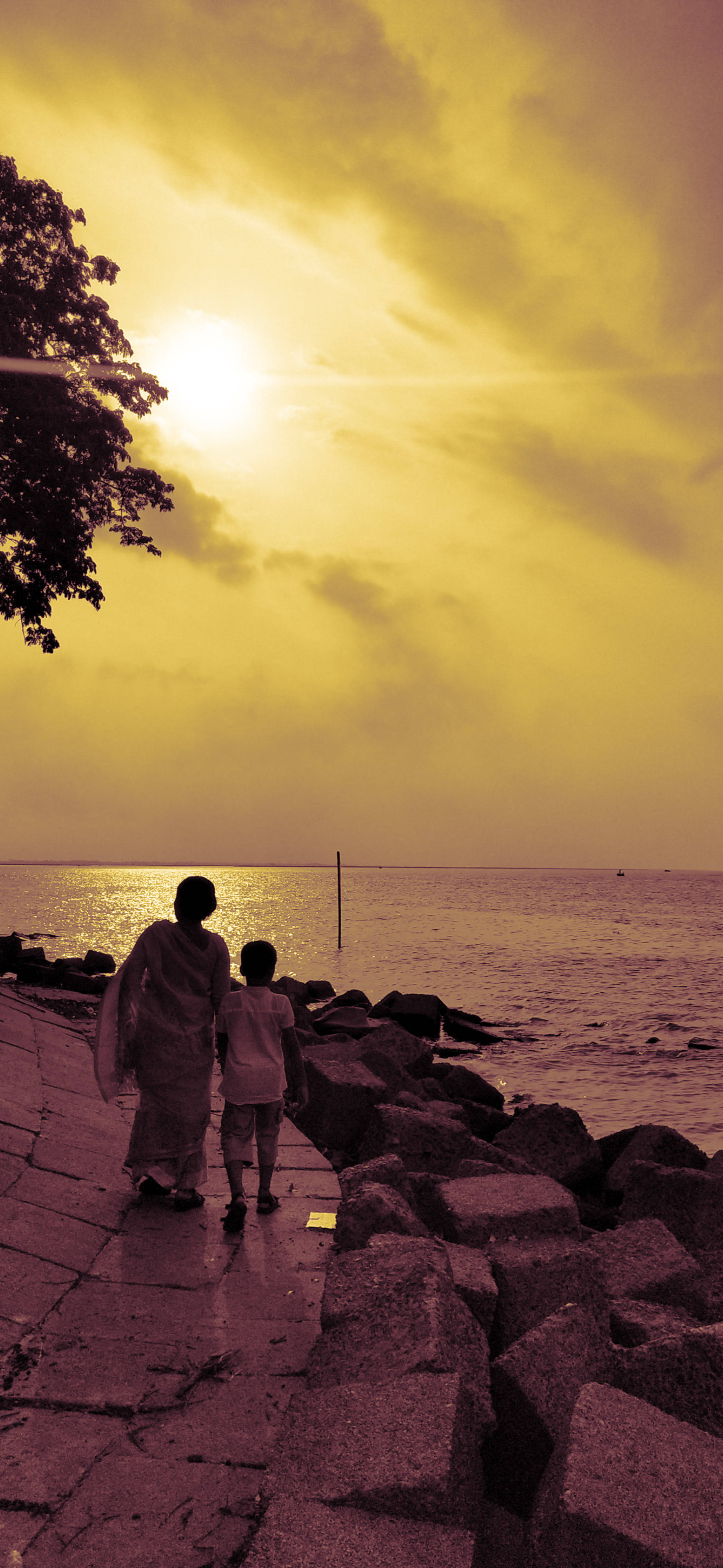 Mom, son, beach, 4K Phone Wallpaper