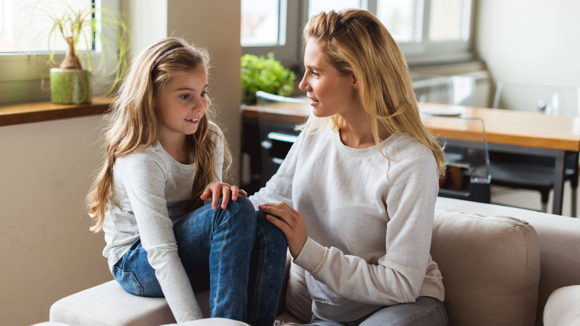 Mom, girl, beige sofa, Full HD Desktop Wallpaper