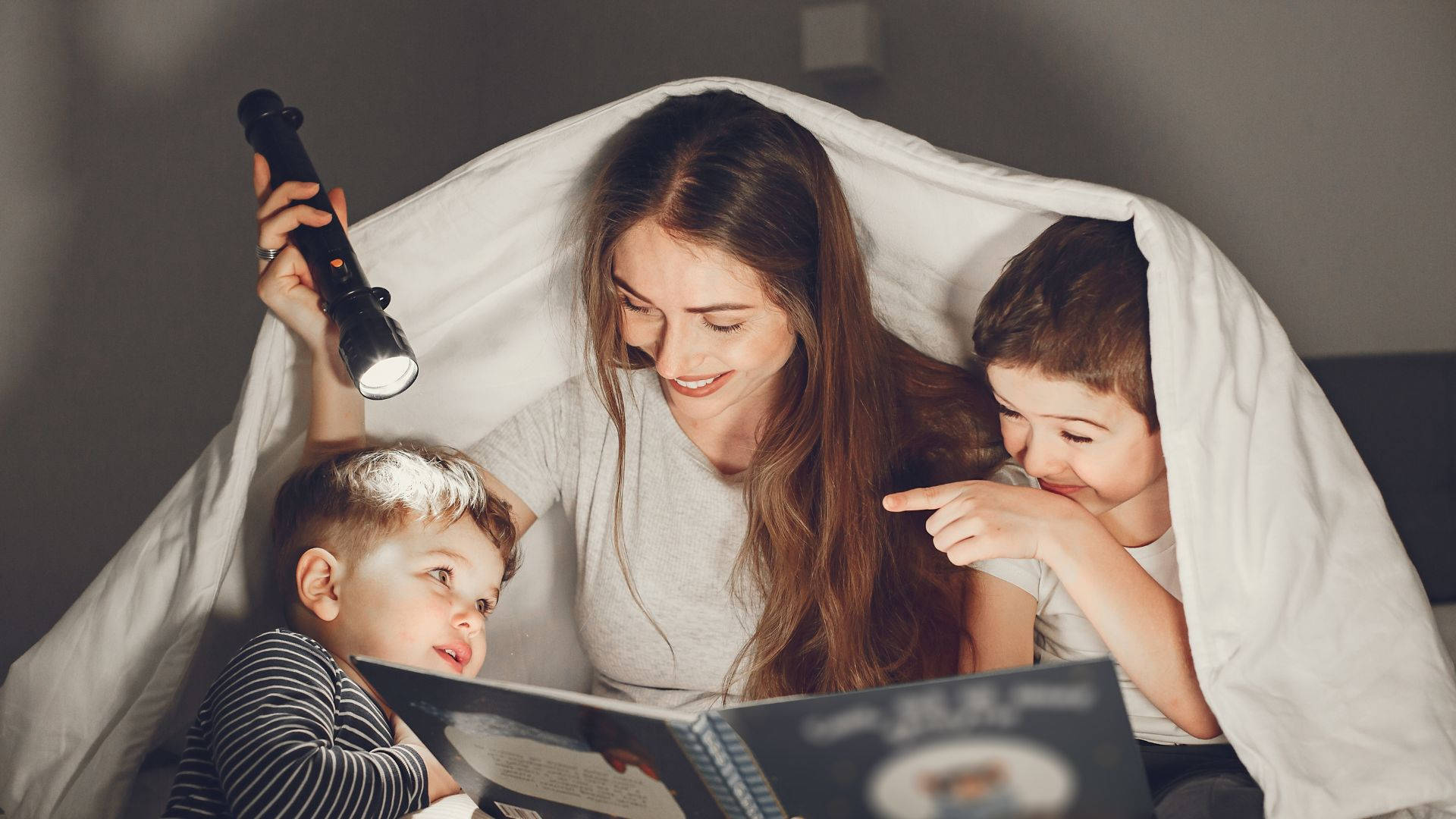 Mom, white blanket, flashlight, Full HD Desktop Wallpaper
