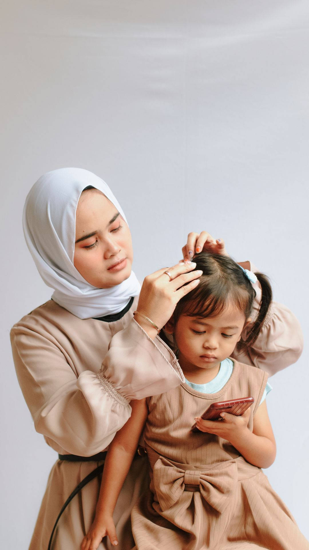 Mom, young daughter, white hijab, Full HD Phone Wallpaper