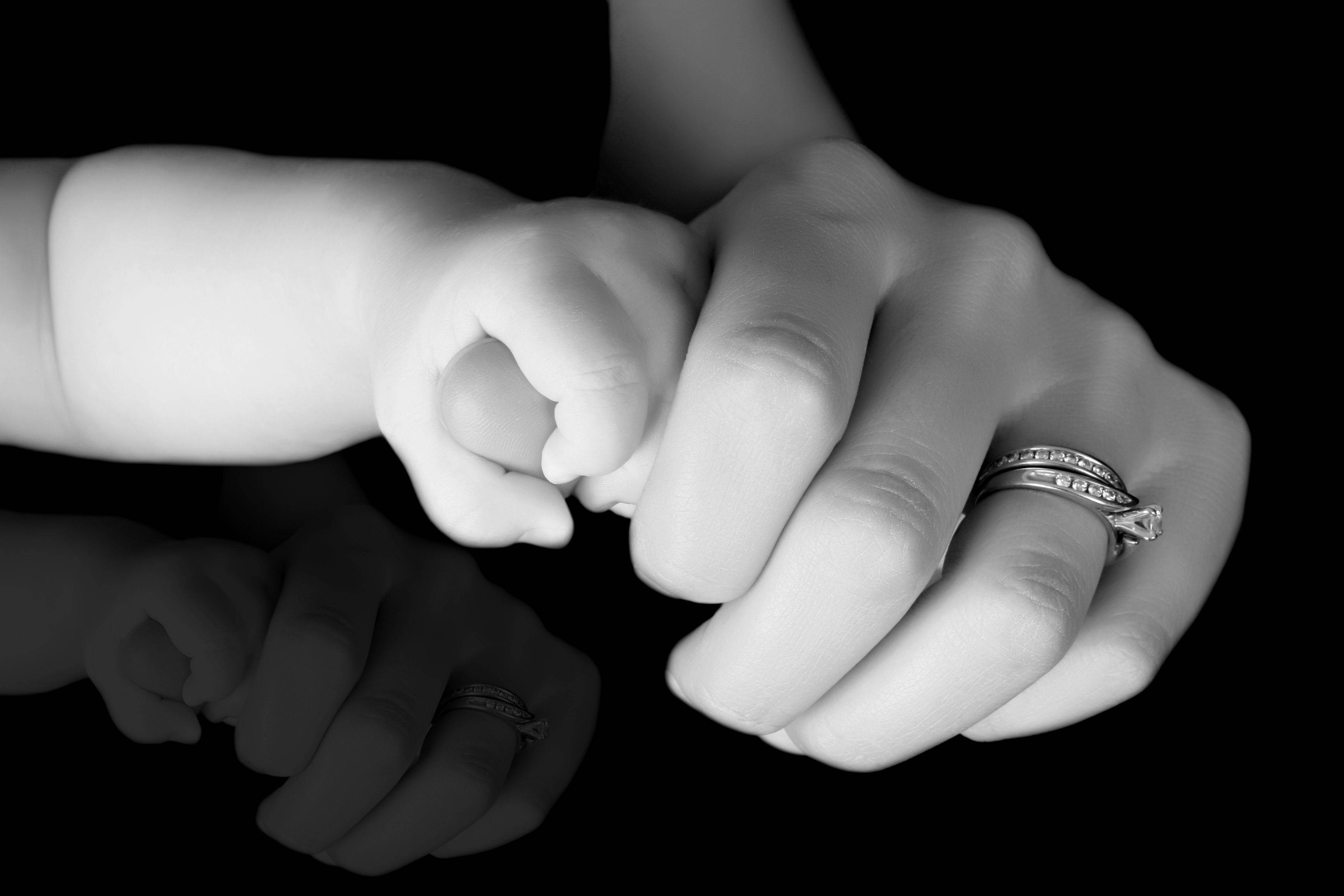 Mom and Son, black and white, close-up, 2K Desktop Wallpaper