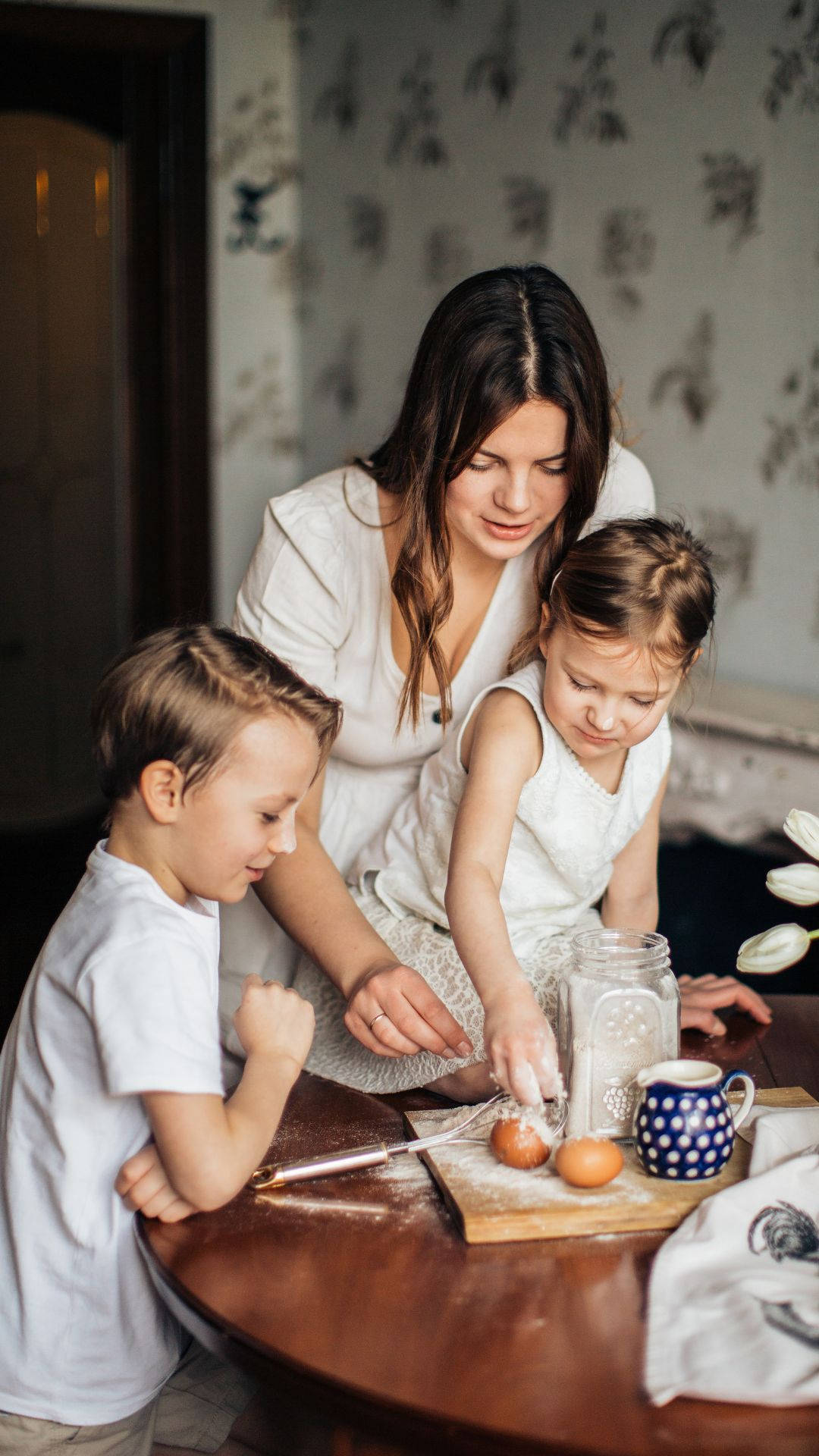 Mom, daughter, wooden table, Full HD Phone Wallpaper