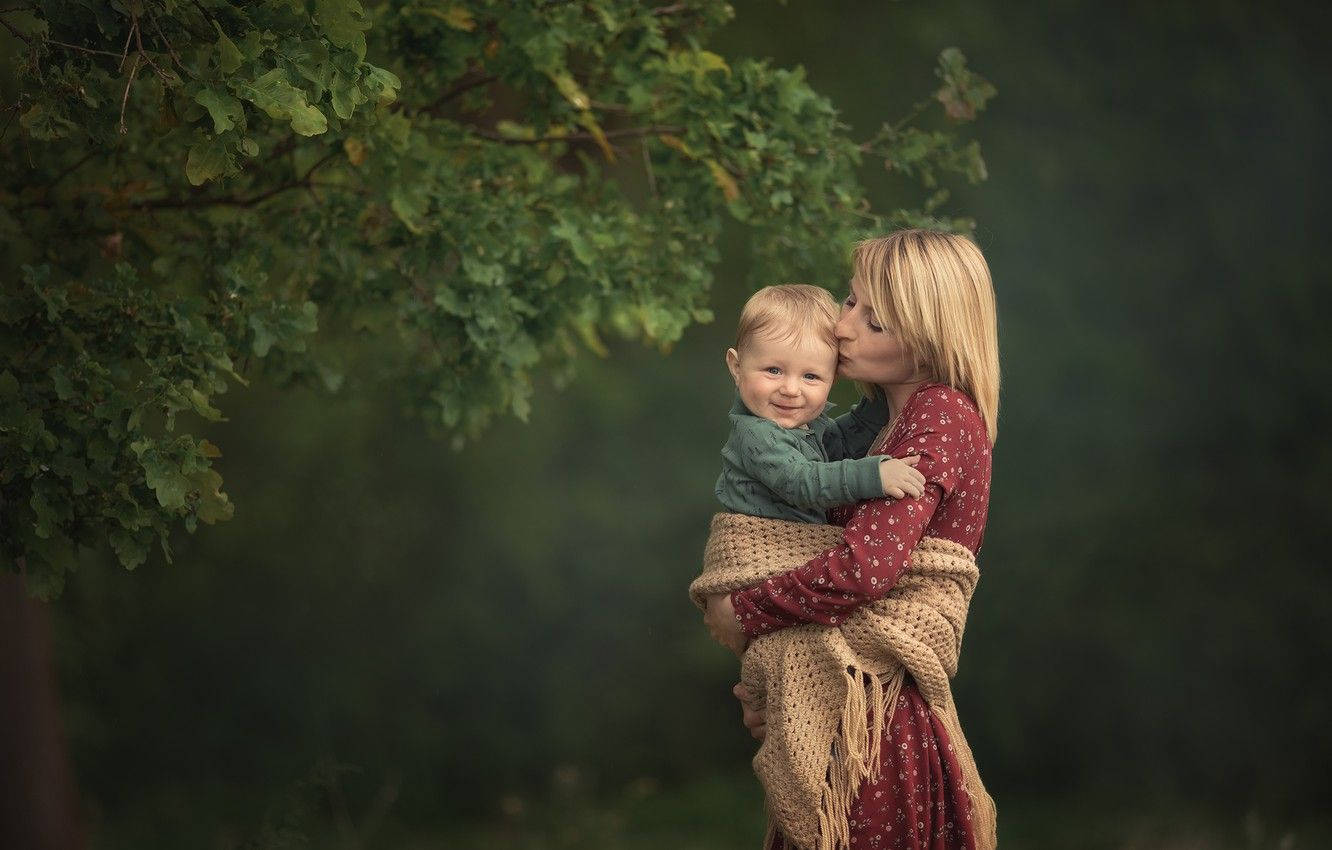 Mom, son, leafy tree, HD Desktop Wallpaper
