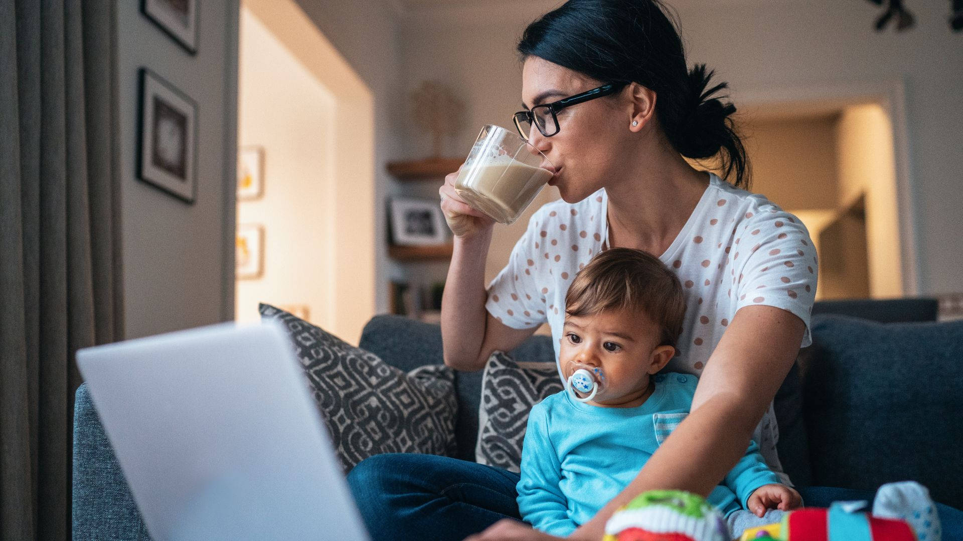 Mom, laptop, couch, Full HD Desktop Wallpaper