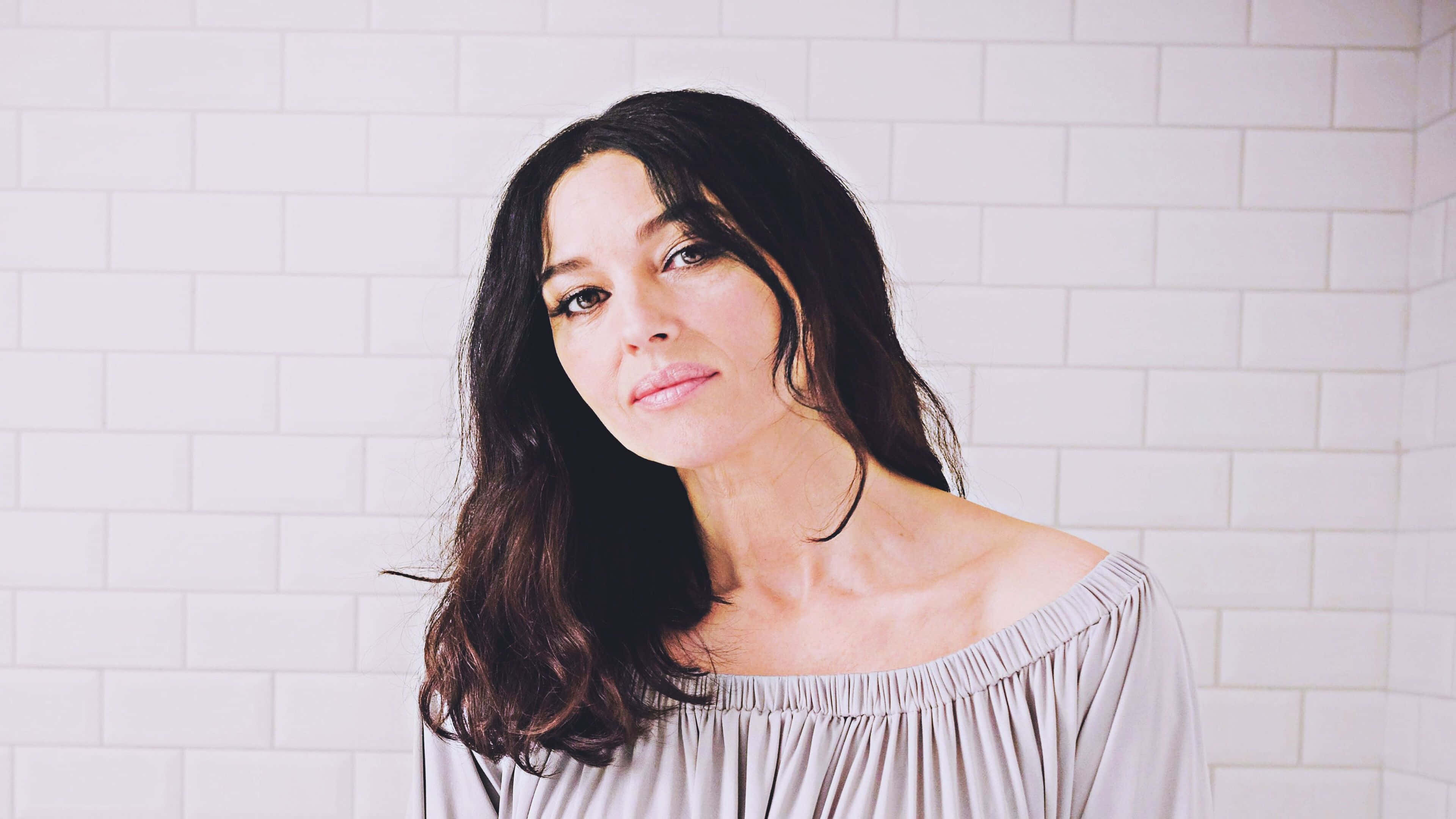 Monica Bellucci, gray top, bathroom, 4K Desktop Wallpaper