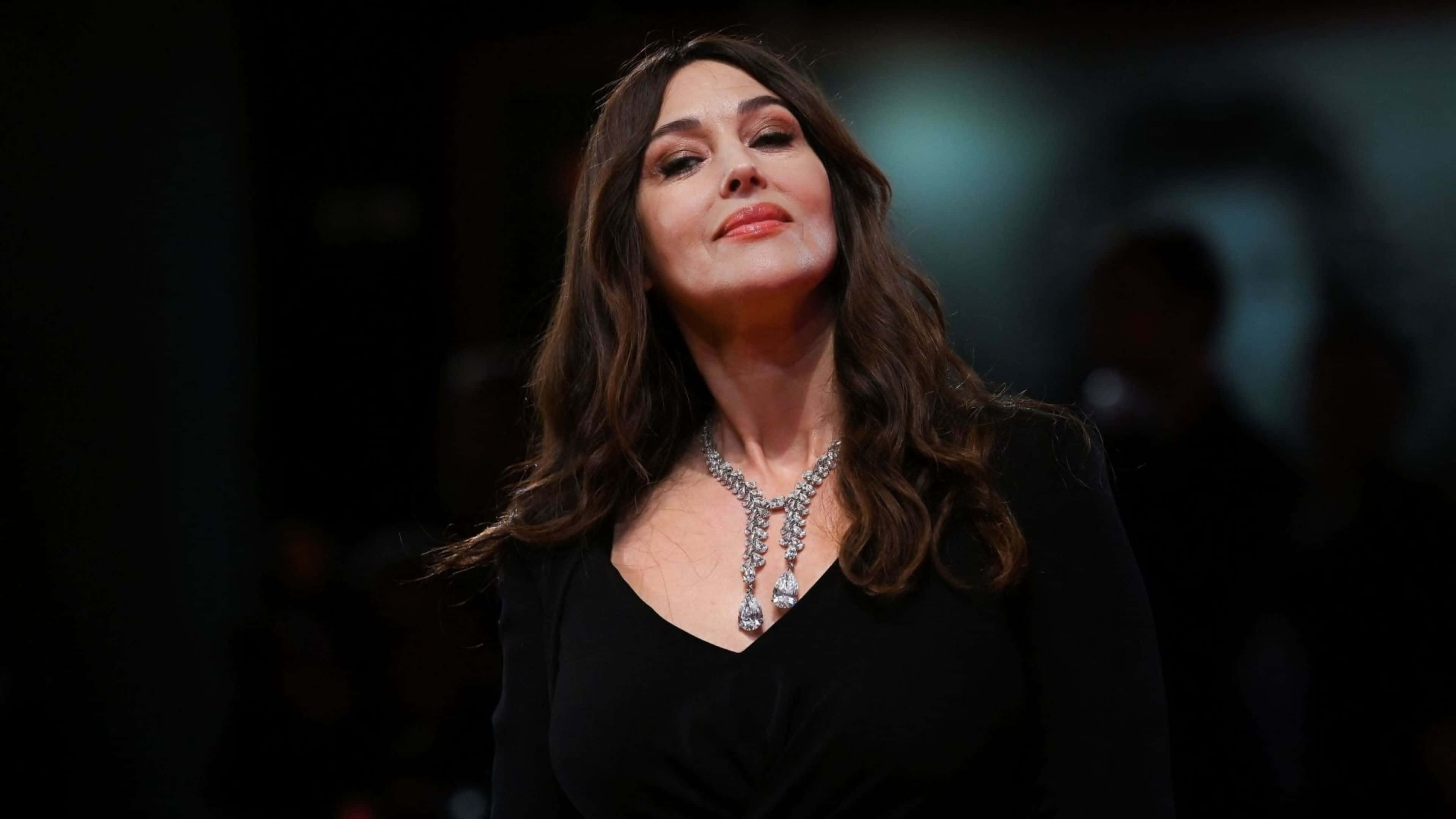 Monica Bellucci, black dress, sparkling diamond necklace, 2K Desktop Wallpaper