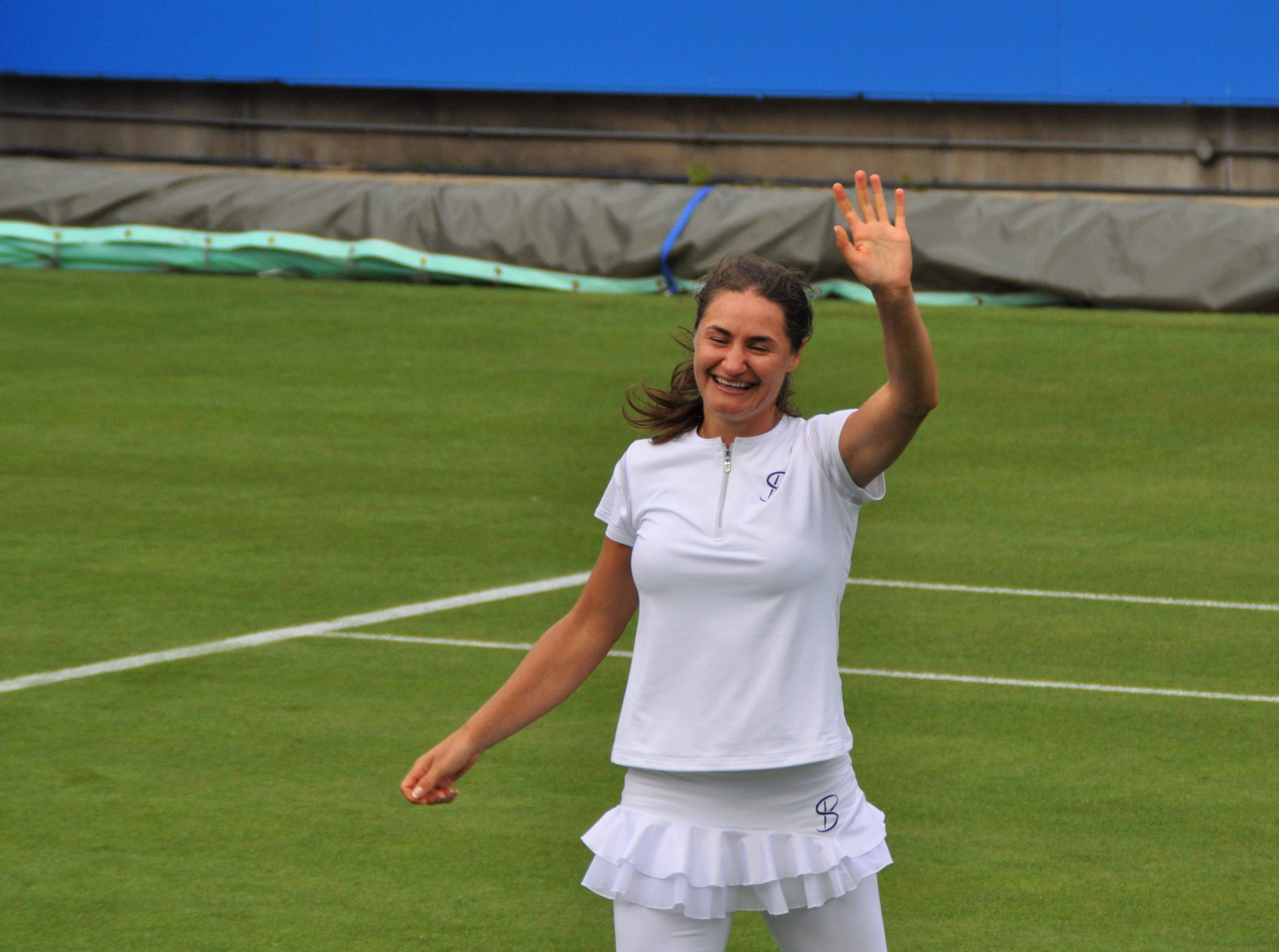 Monica Niculescu, white tennis attire, vibrant green grass court, 2K Desktop Wallpaper