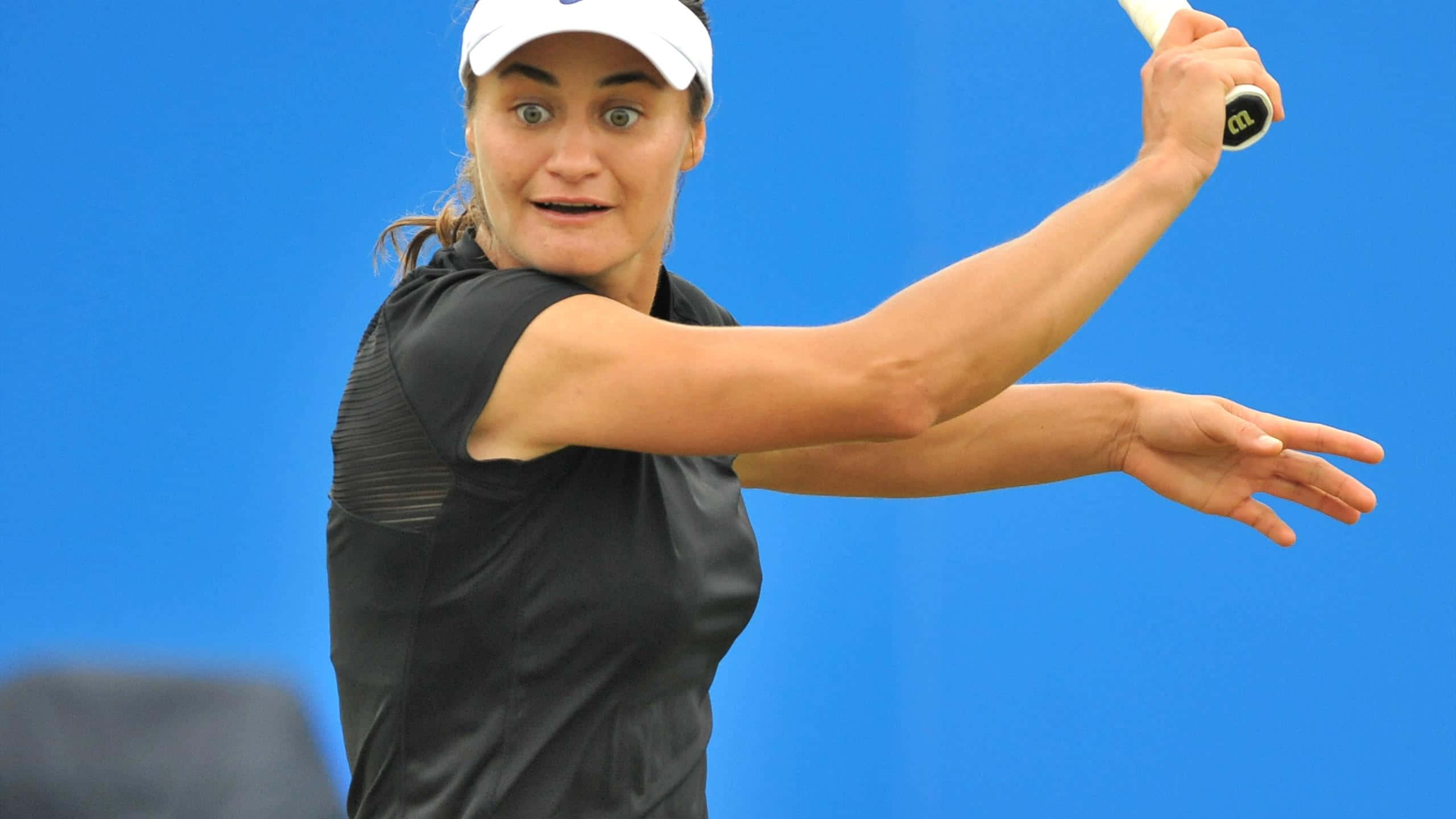 Monica Niculescu, tennis player, mid-swing, 2K Desktop Wallpaper