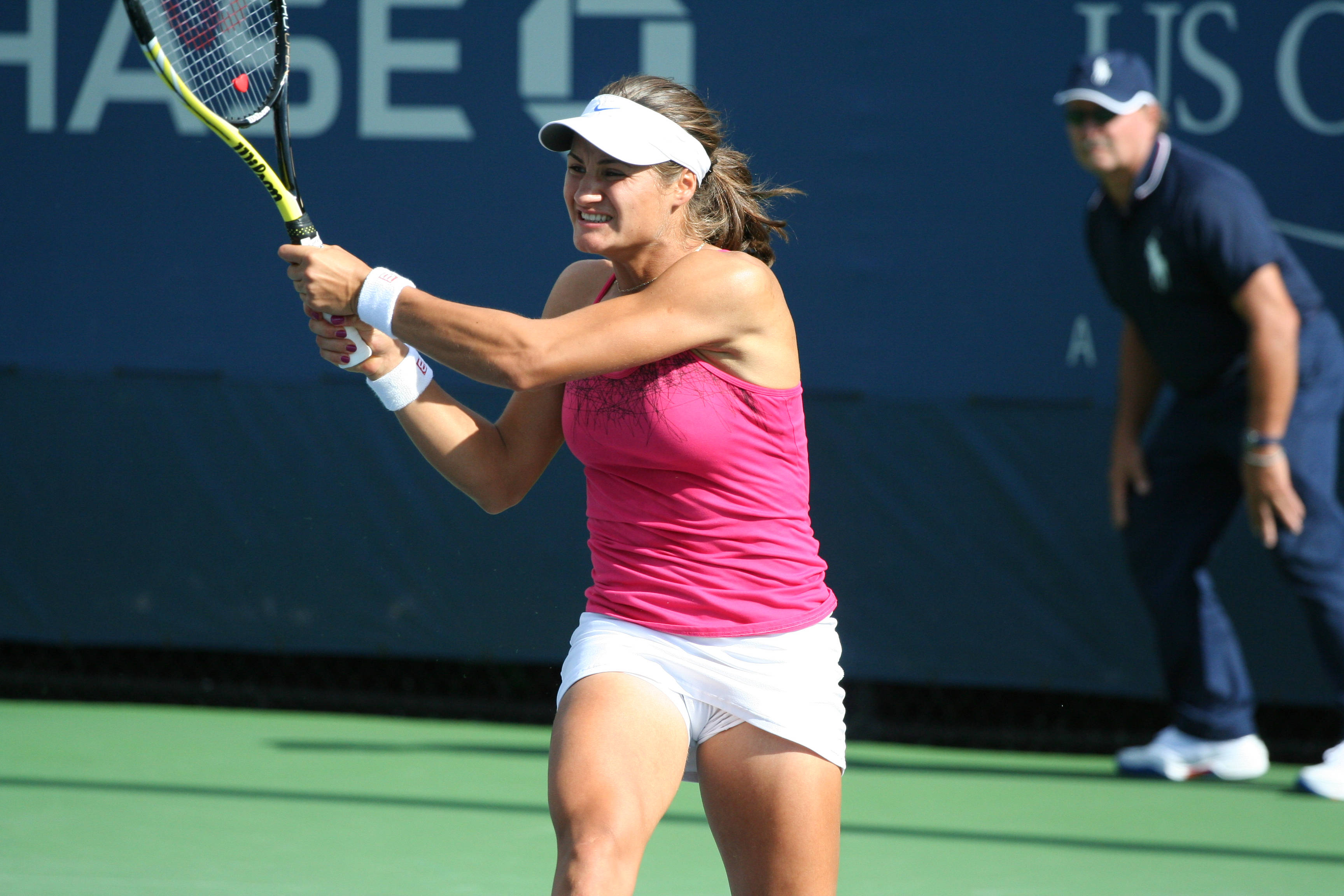 Monica Niculescu, pink top, white shorts, 2K Desktop Wallpaper